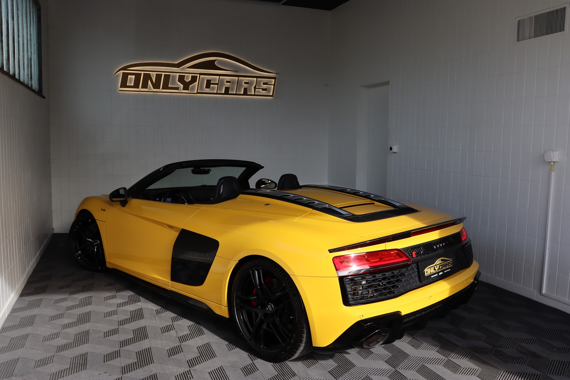 AUDI R8 SPYDER PERFORMANCE S-TRONIC * VEGAS-GELB * BANG & OLUFSEN * KW-GEWINDEFEDERN * VOLLLEDER * RÜCKFAHRKAMERA-image-16