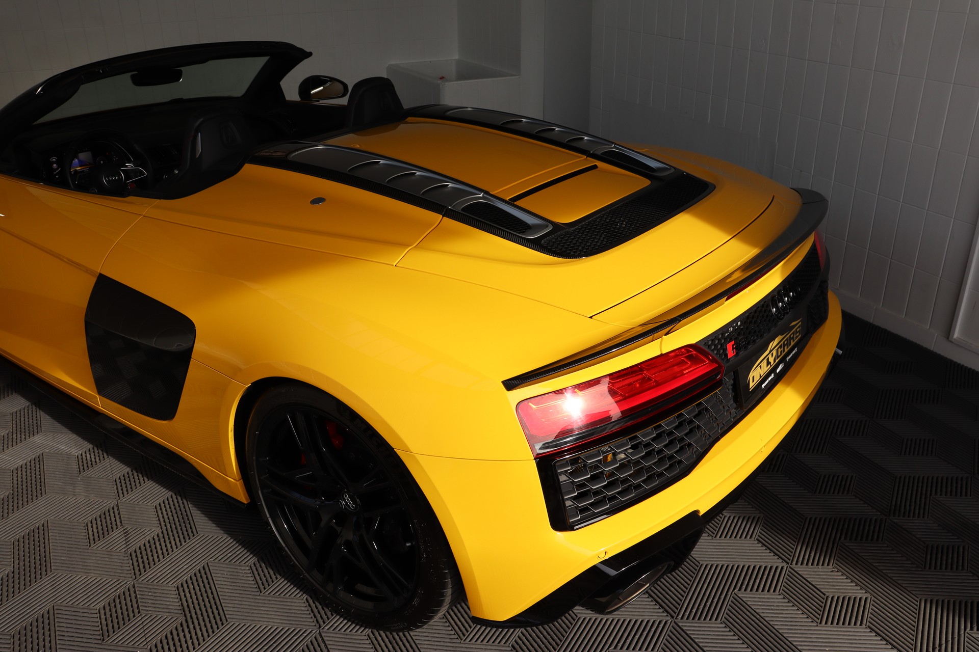 AUDI R8 SPYDER PERFORMANCE S-TRONIC * VEGAS-GELB * BANG & OLUFSEN * KW-GEWINDEFEDERN * VOLLLEDER * RÜCKFAHRKAMERA-image-17