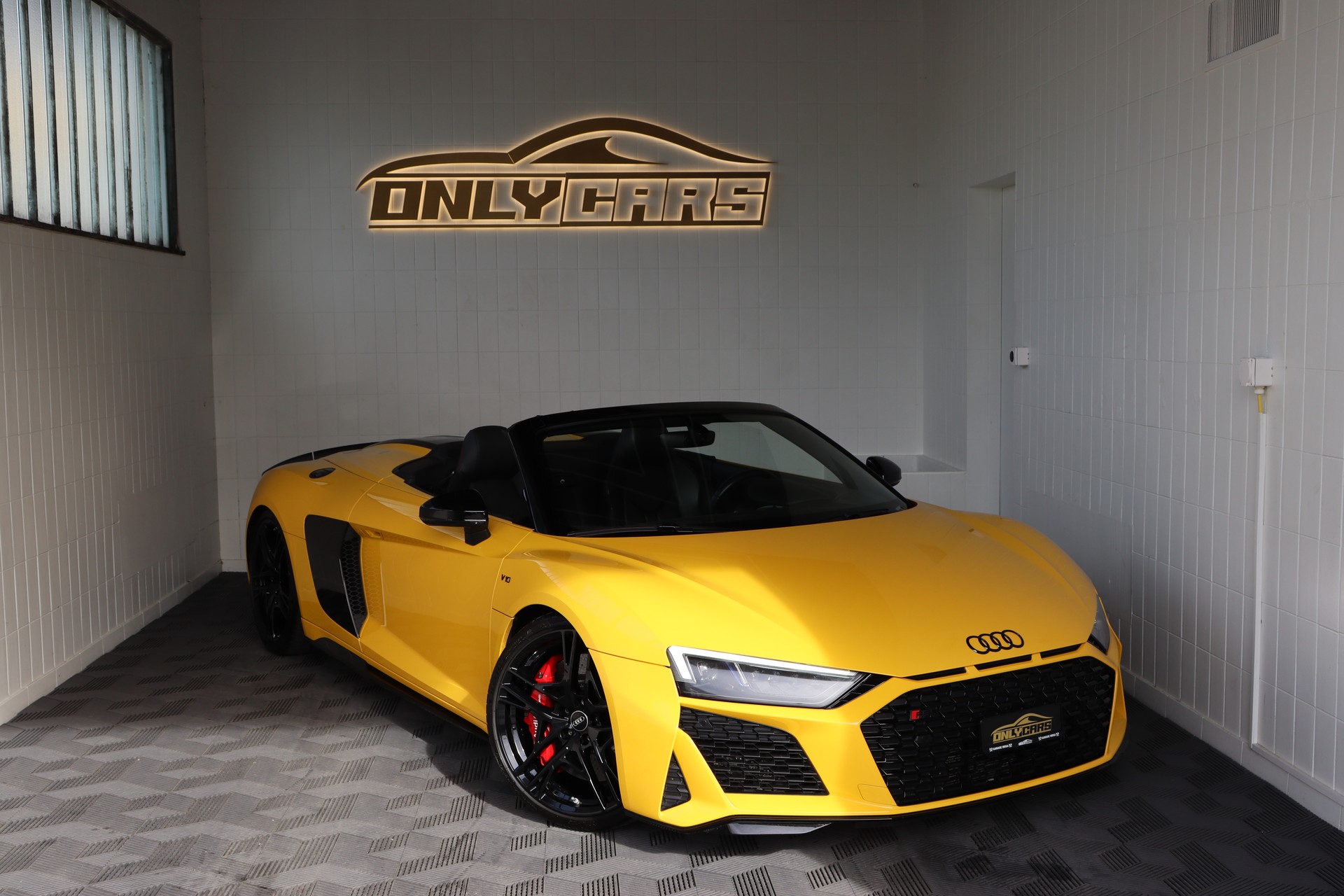 AUDI R8 SPYDER PERFORMANCE S-TRONIC * VEGAS-GELB * BANG & OLUFSEN * KW-GEWINDEFEDERN * VOLLLEDER * RÜCKFAHRKAMERA-image-1
