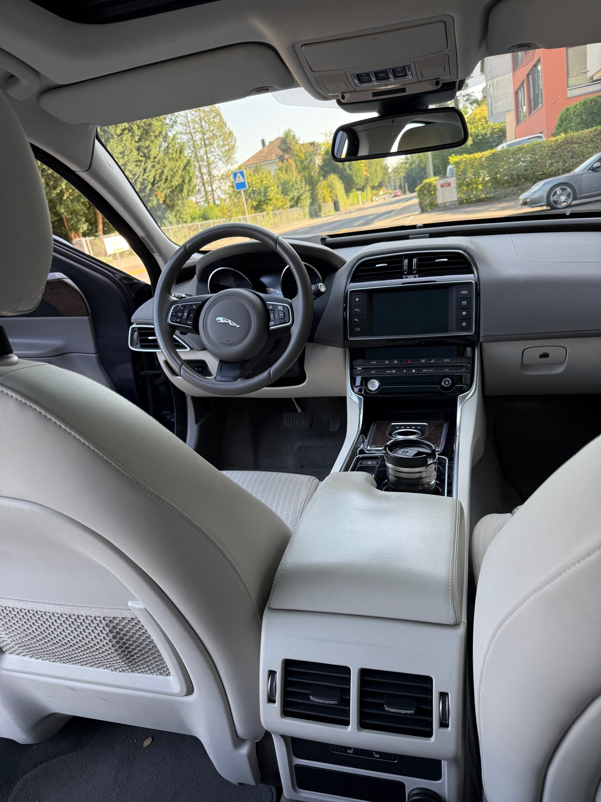 JAGUAR 2.0 D 180 Portfolio-image-1