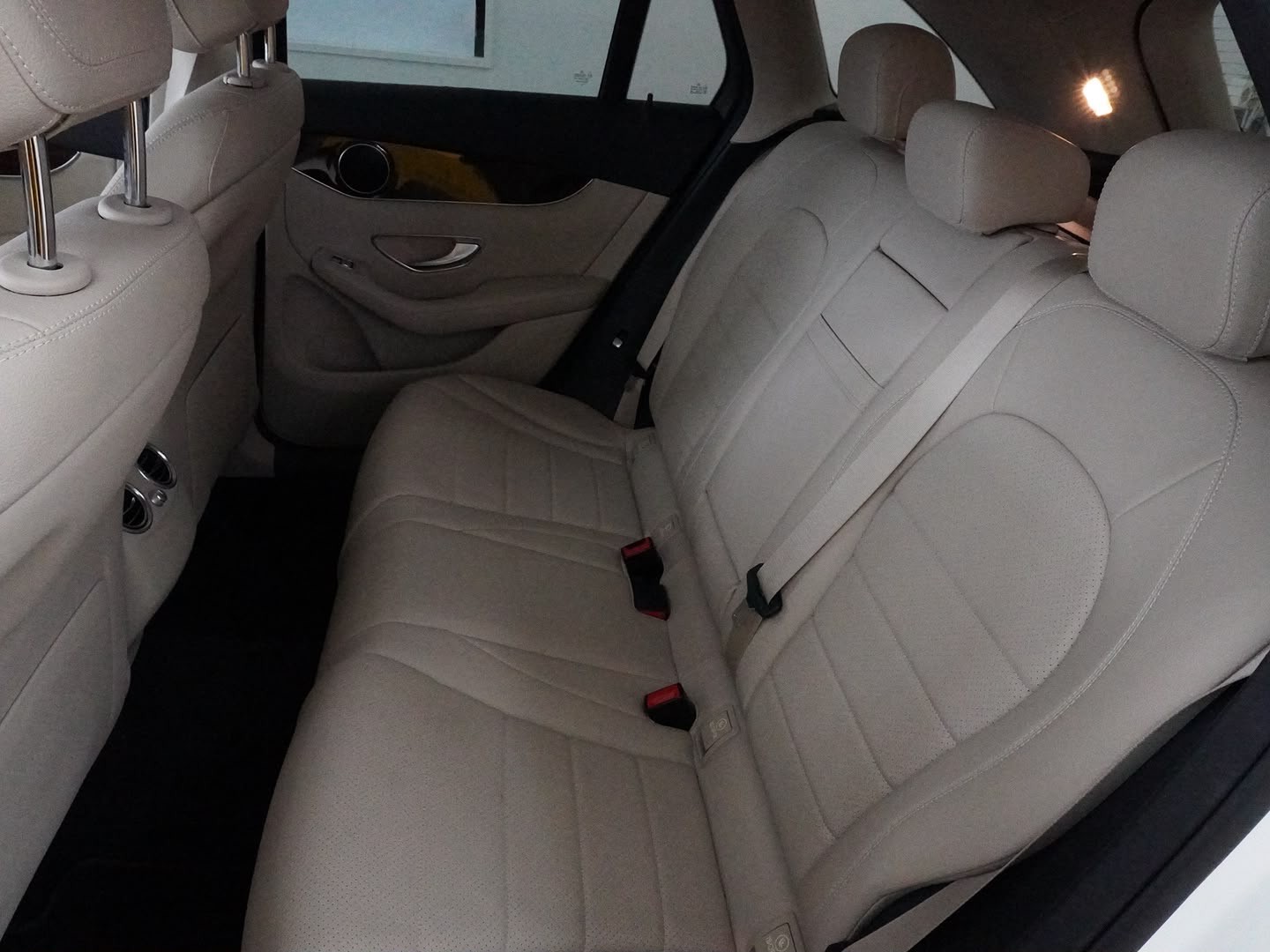 MERCEDES-BENZ GLC 300 4Matic 9G-Tronic Off-Roader-image-4