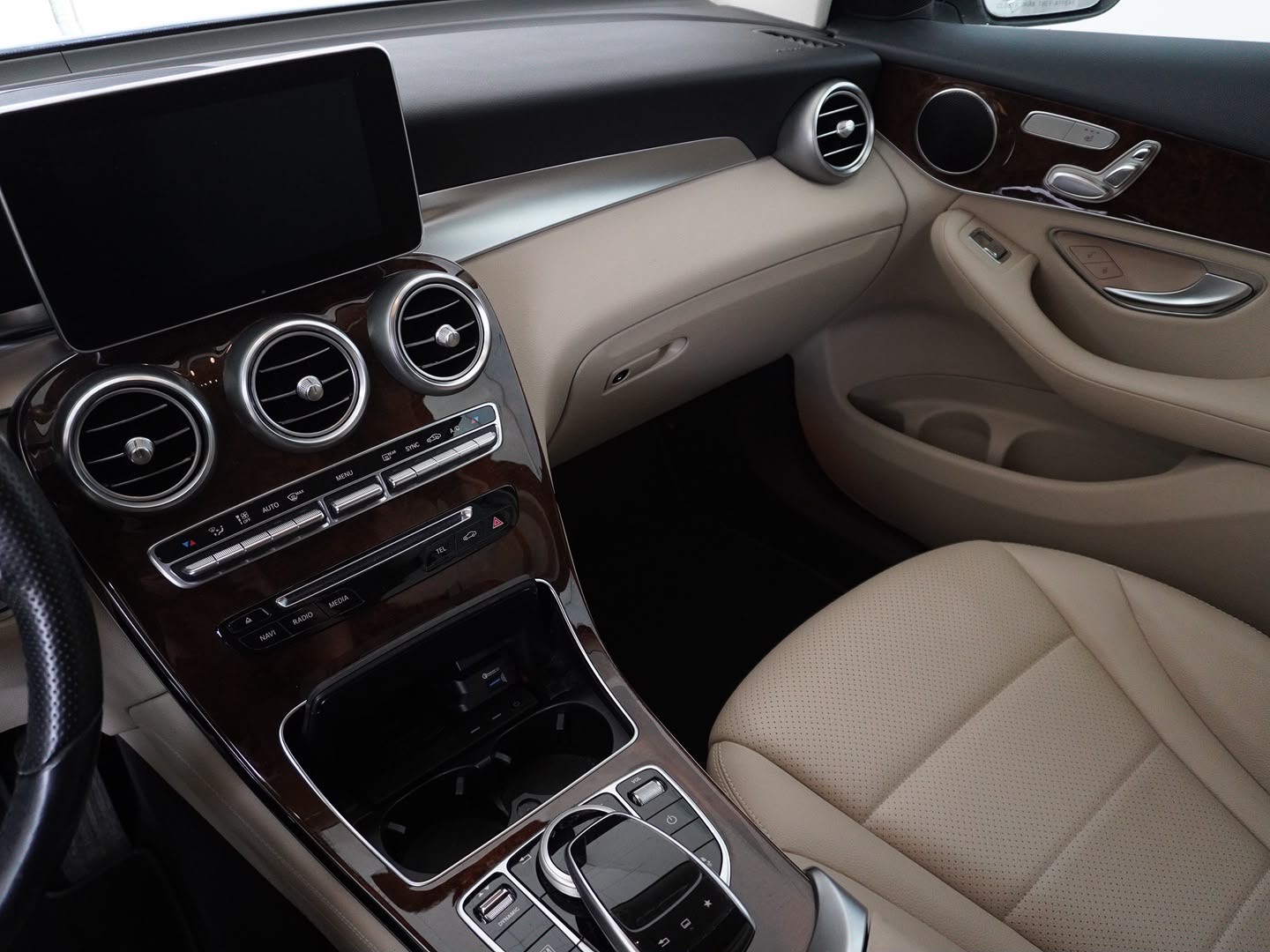 MERCEDES-BENZ GLC 300 4Matic 9G-Tronic Off-Roader-image-5