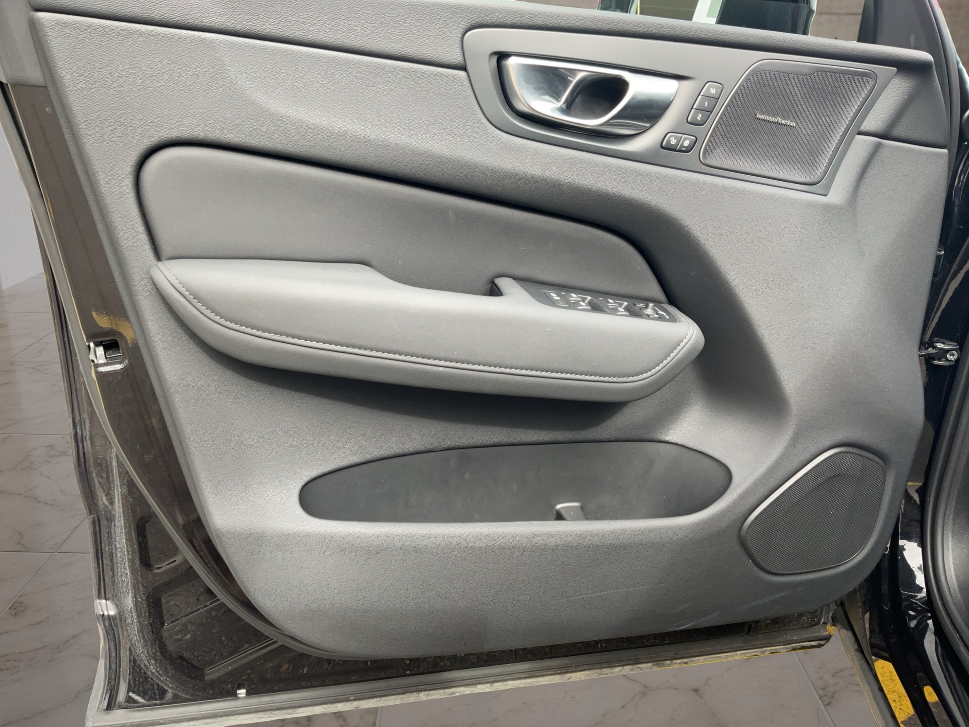 VOLVO XC60 2.0 B5 MH Plus Dark AWD-image-17