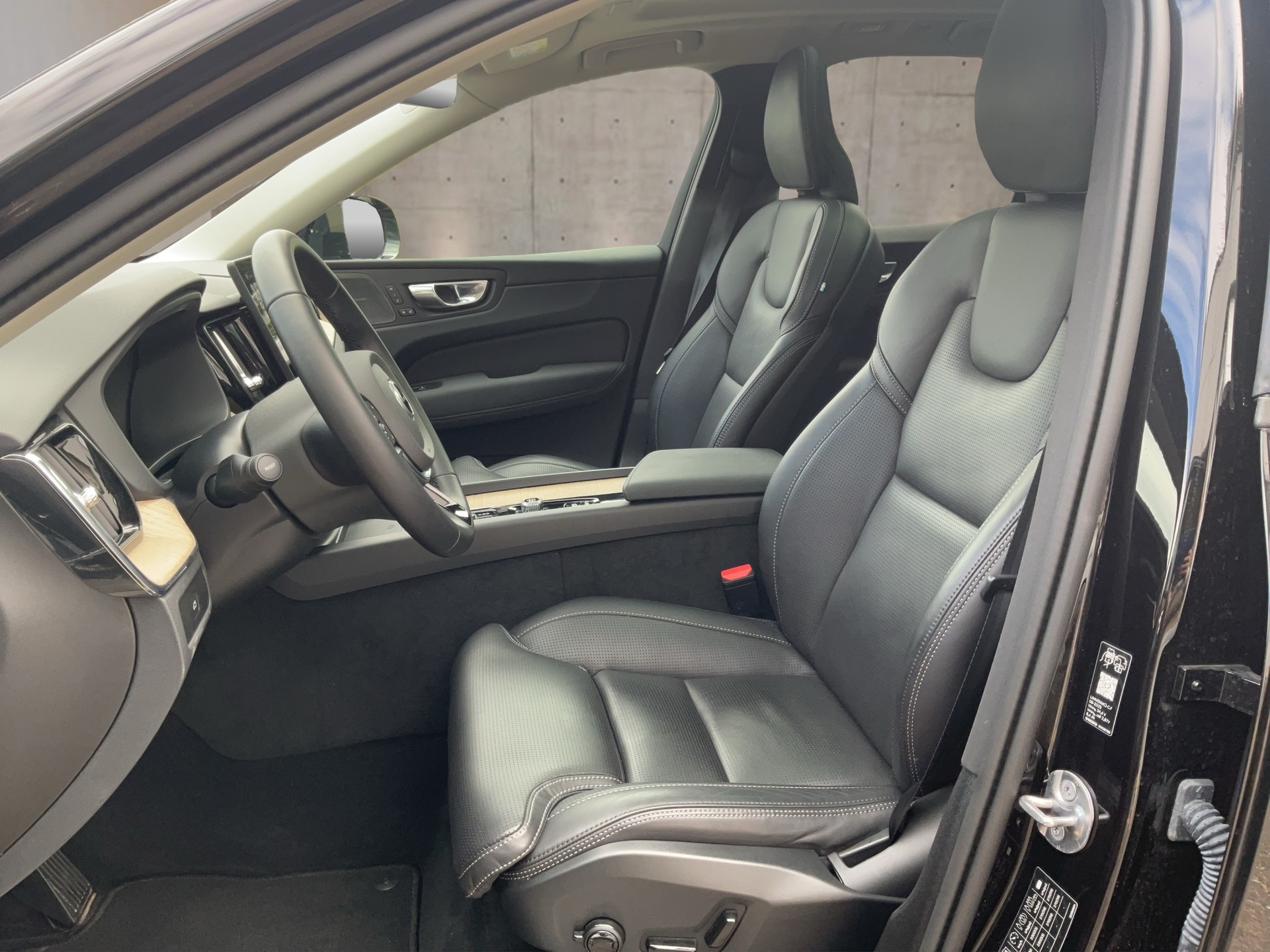 VOLVO XC60 2.0 B5 MH Plus Dark AWD-image-10