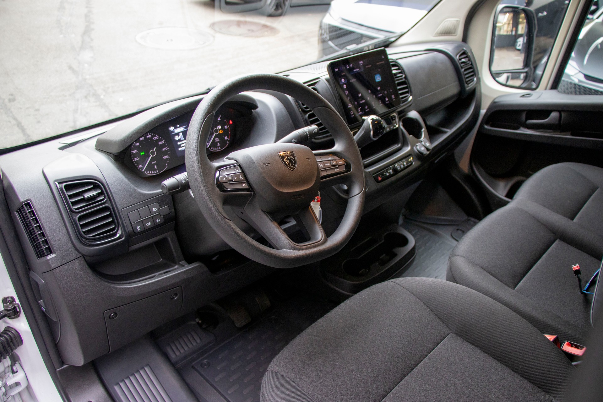 PEUGEOT Boxer 2.2 HDI 335 L2H2 EAT8-image-4