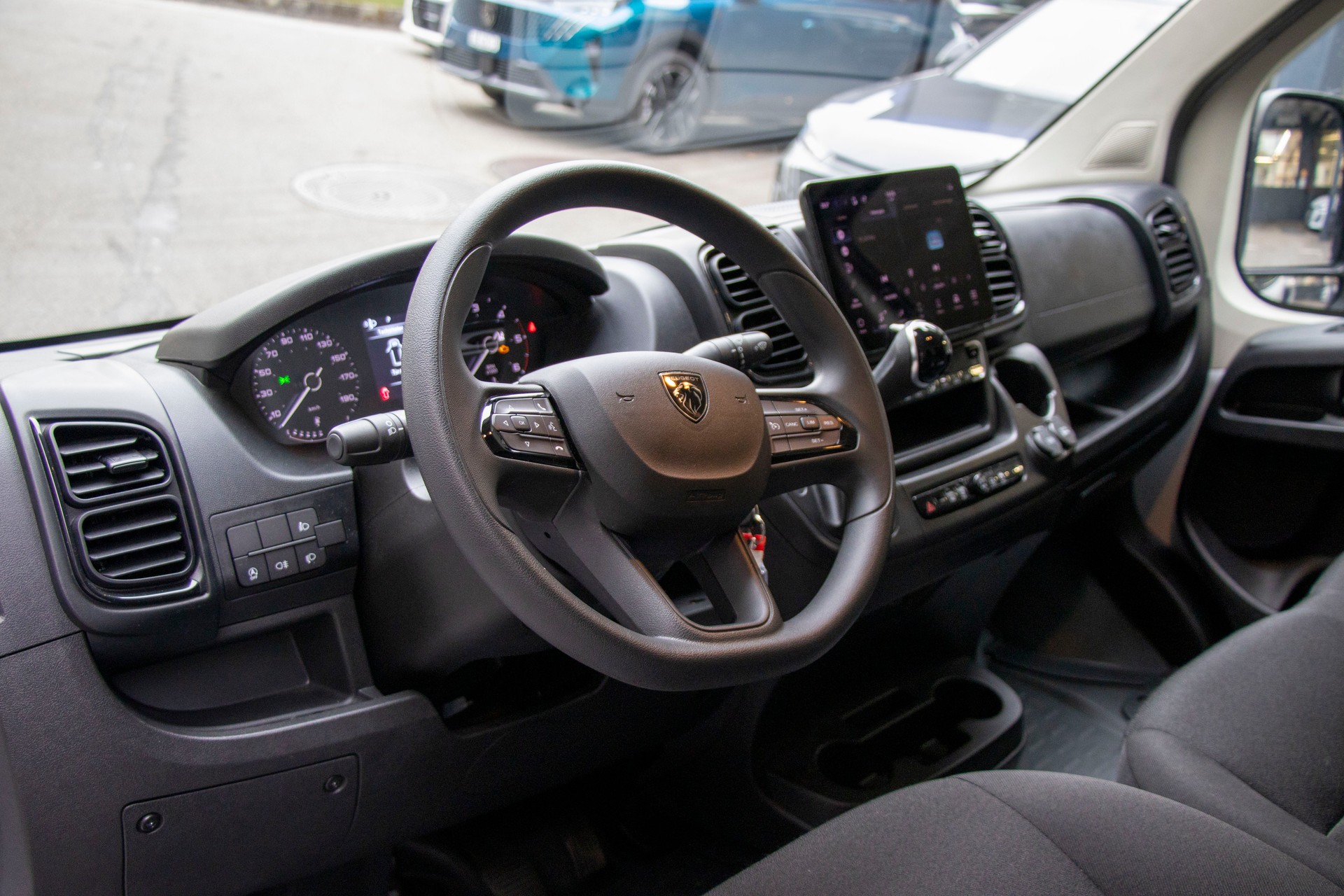 PEUGEOT Boxer 2.2 HDI 335 L2H2 EAT8-image-5