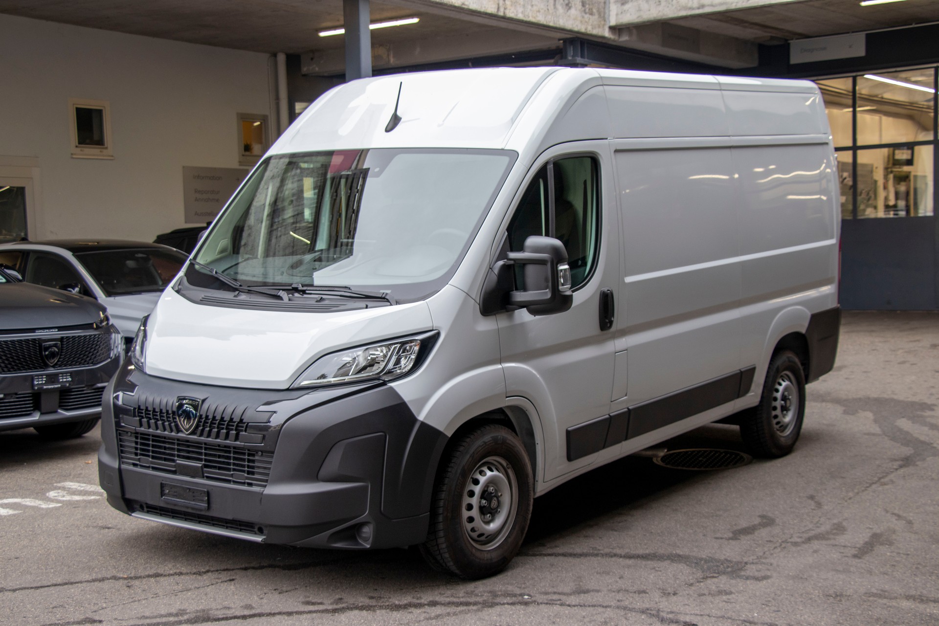 PEUGEOT Boxer 2.2 HDI 335 L2H2 EAT8-image-0