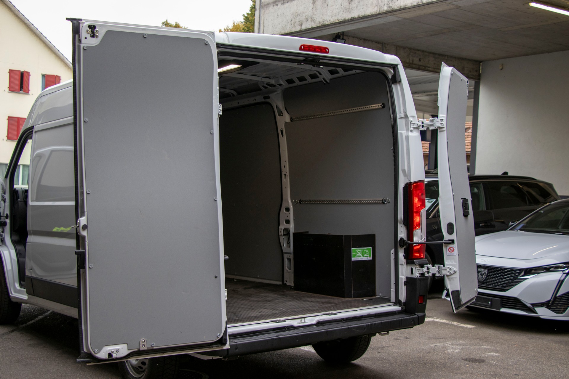 PEUGEOT Boxer 2.2 HDI 335 L2H2 EAT8-image-7
