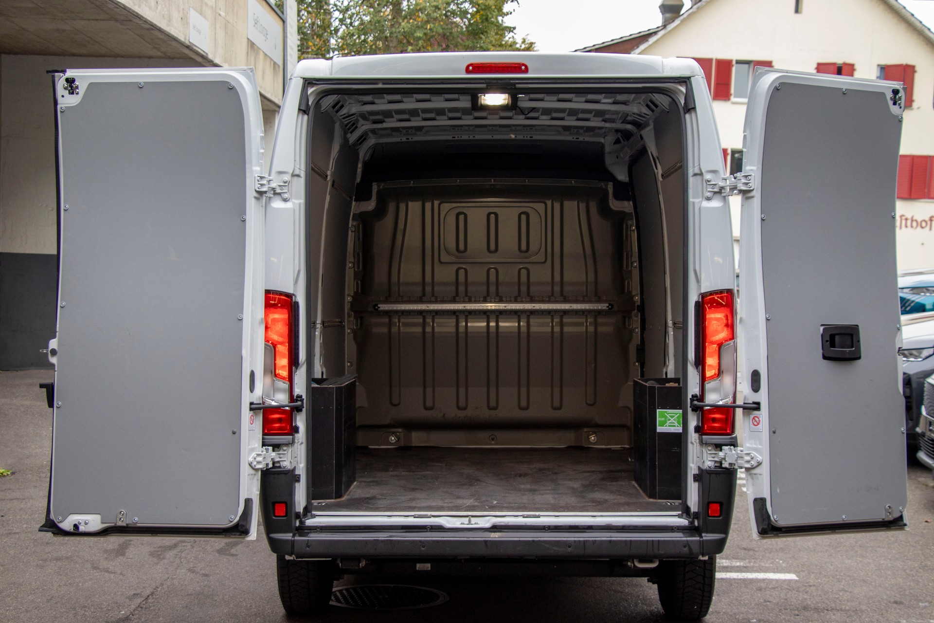 PEUGEOT Boxer 2.2 HDI 335 L2H2 EAT8-image-8