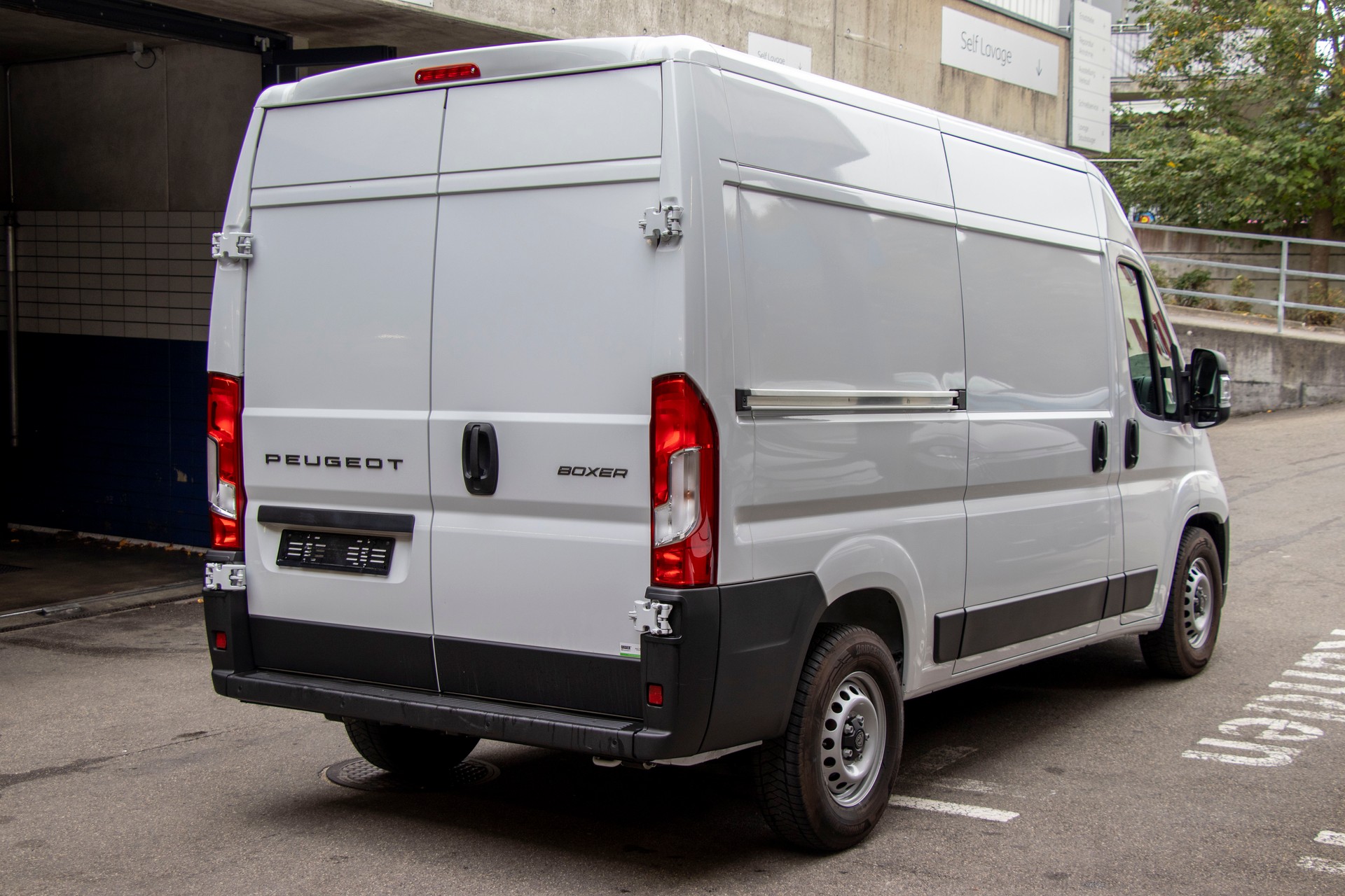 PEUGEOT Boxer 2.2 HDI 335 L2H2 EAT8-image-2