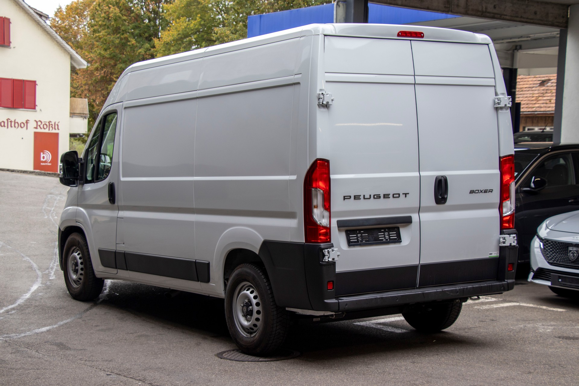 PEUGEOT Boxer 2.2 HDI 335 L2H2 EAT8-image-1