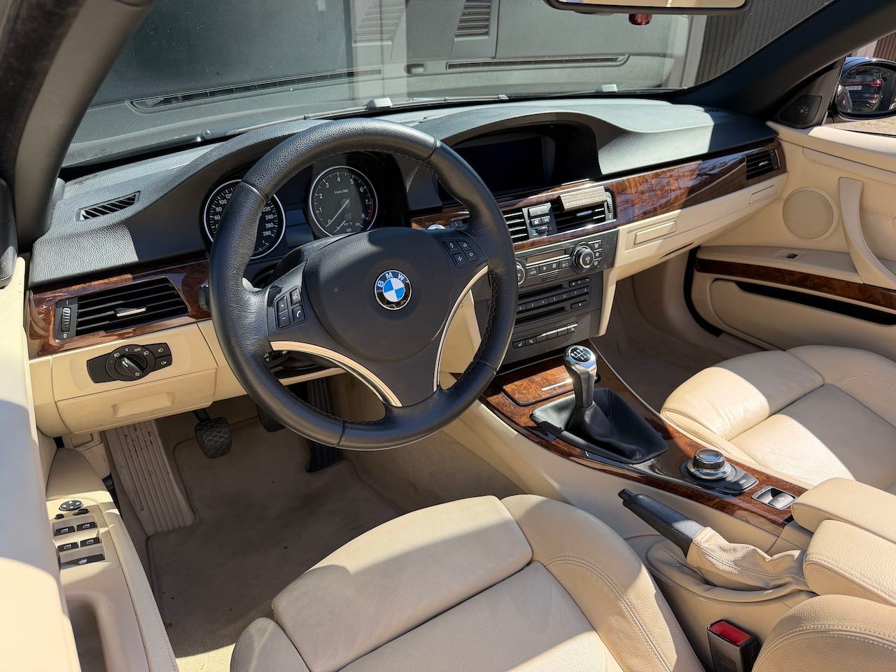 BMW 335i Cabrio-image-4