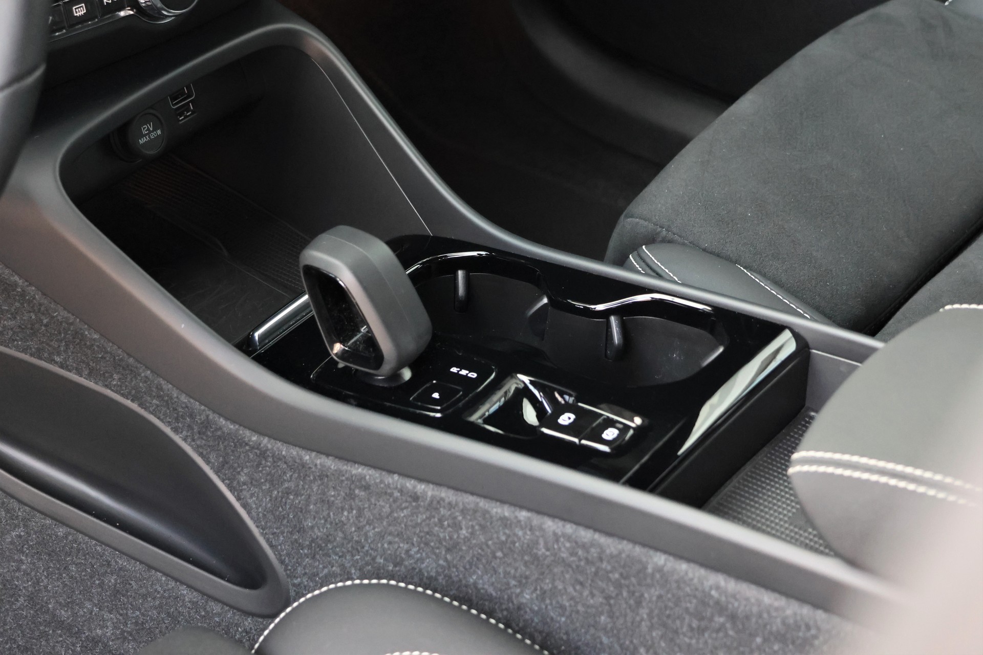 VOLVO XC40 T4 PHEV Plus Dark DCT (CH)-image-10