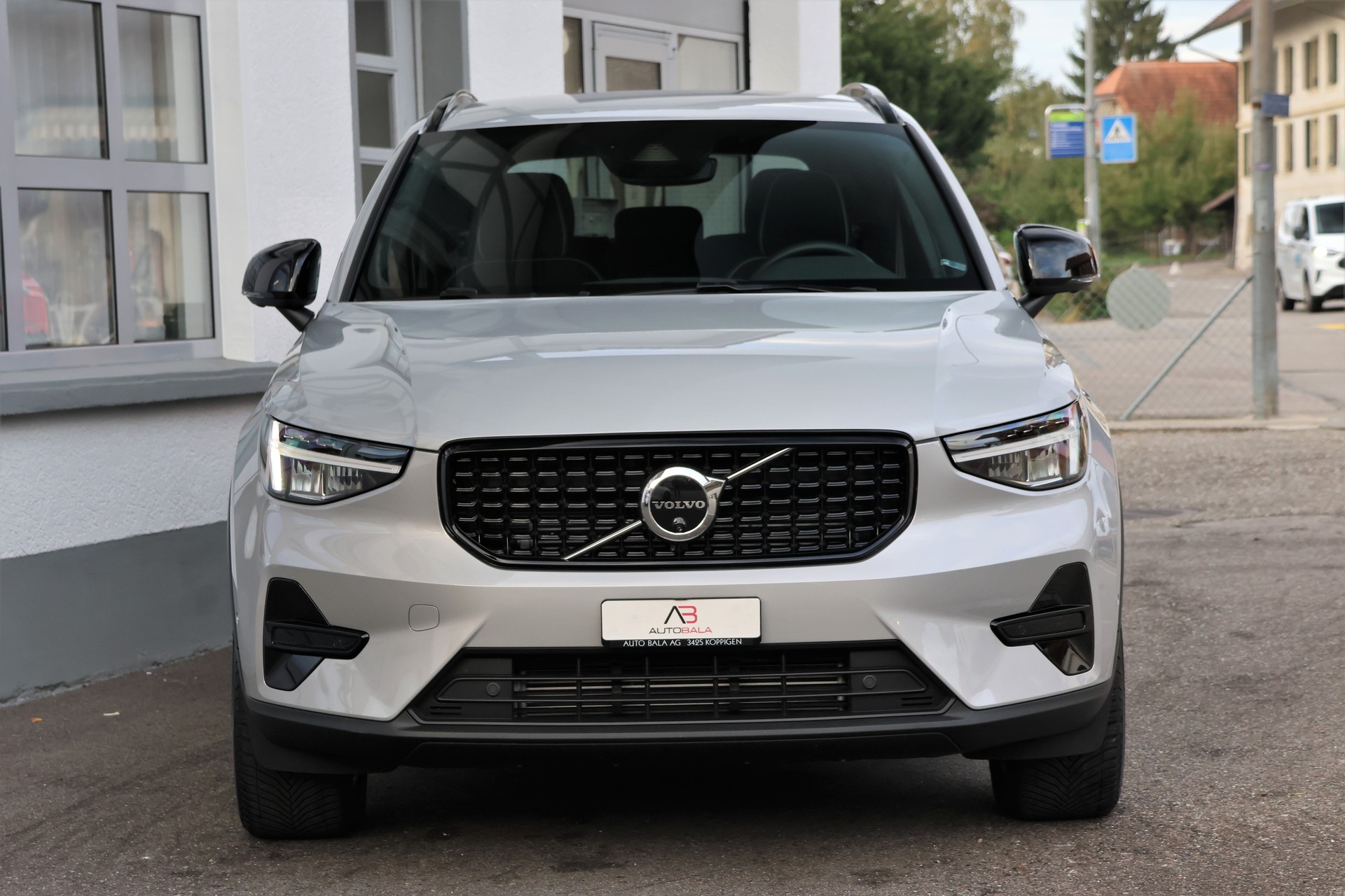 VOLVO XC40 T4 PHEV Plus Dark DCT (CH)-image-1