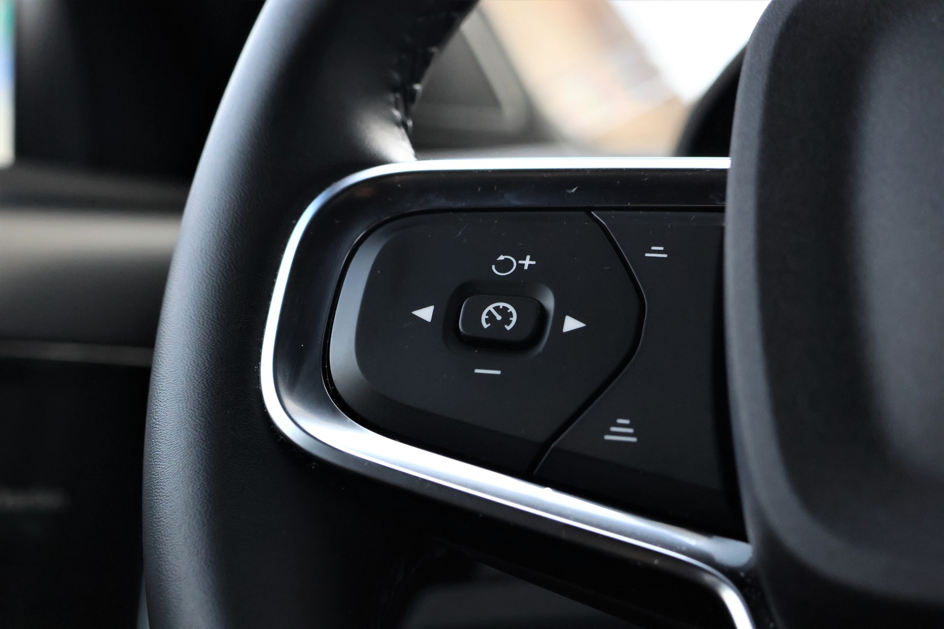 VOLVO XC40 T4 PHEV Plus Dark DCT (CH)-image-16