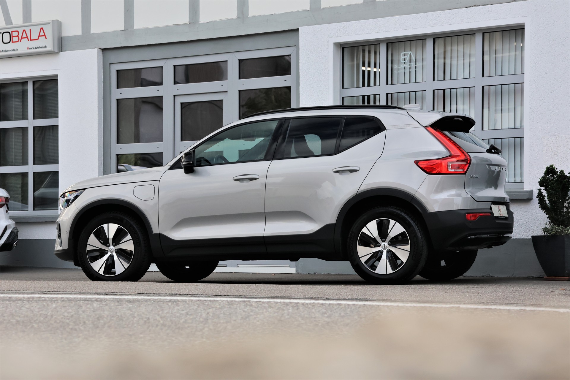 VOLVO XC40 T4 PHEV Plus Dark DCT (CH)-image-2