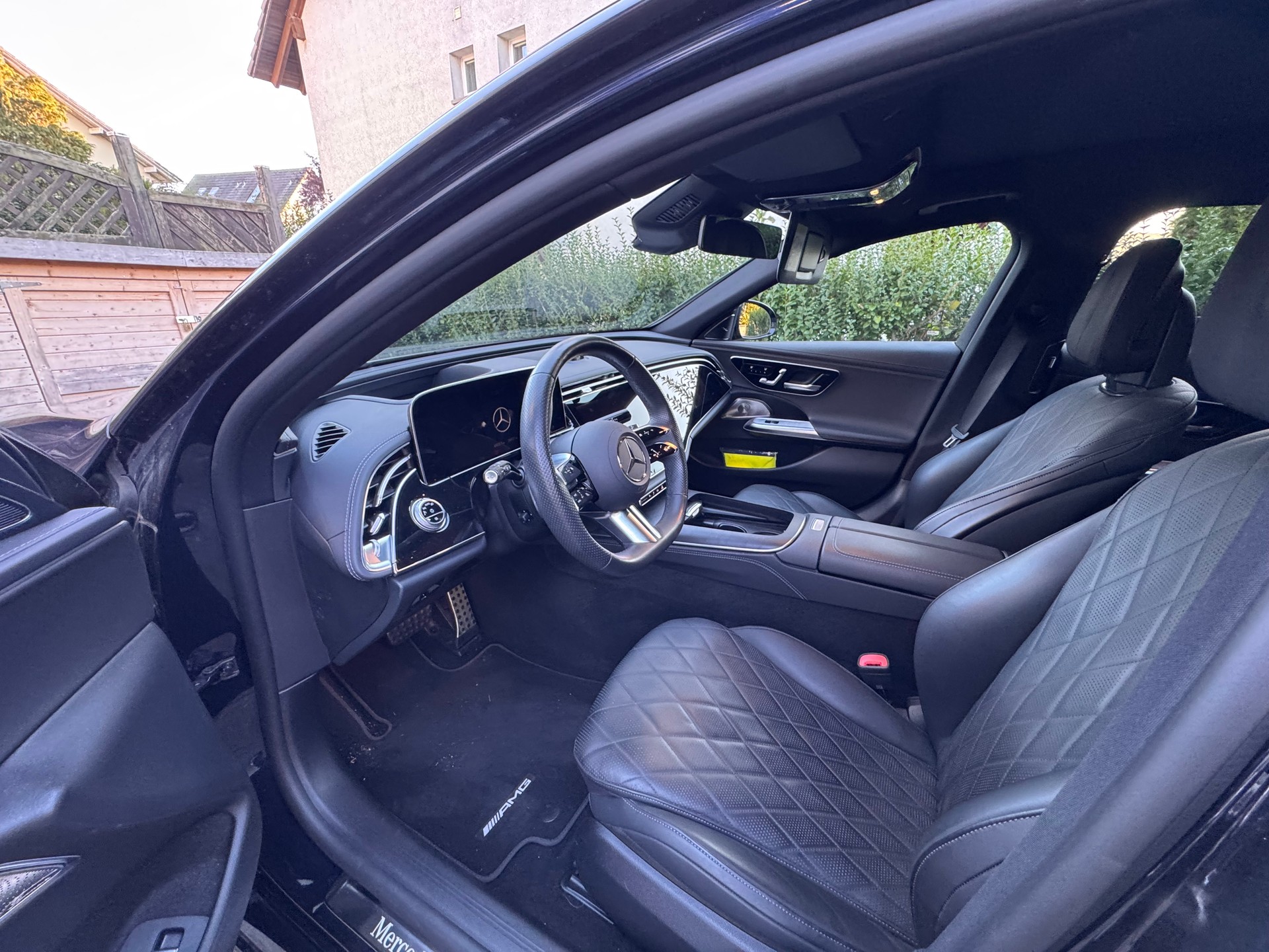 MERCEDES-BENZ E 300 de AMG Line 4matic-image-2
