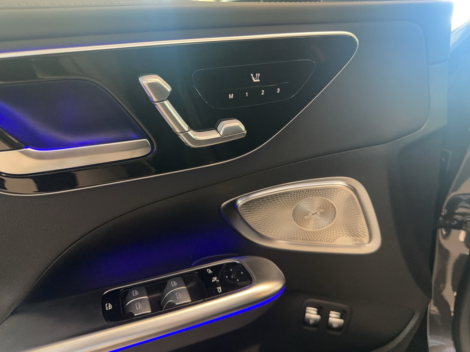 MERCEDES-BENZ C 300e 4 Matic-image-12