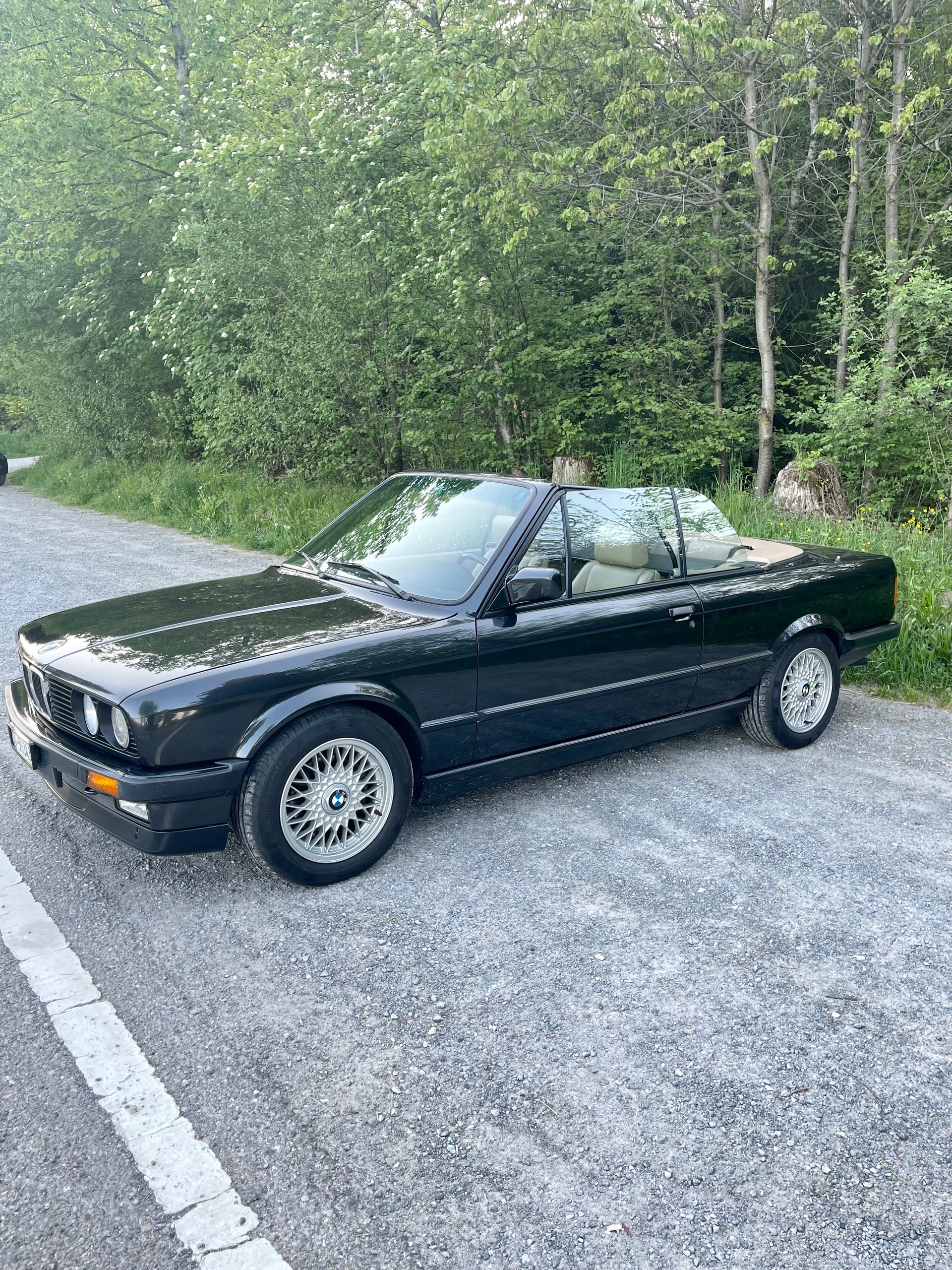 BMW 320i Cabrio-image-2