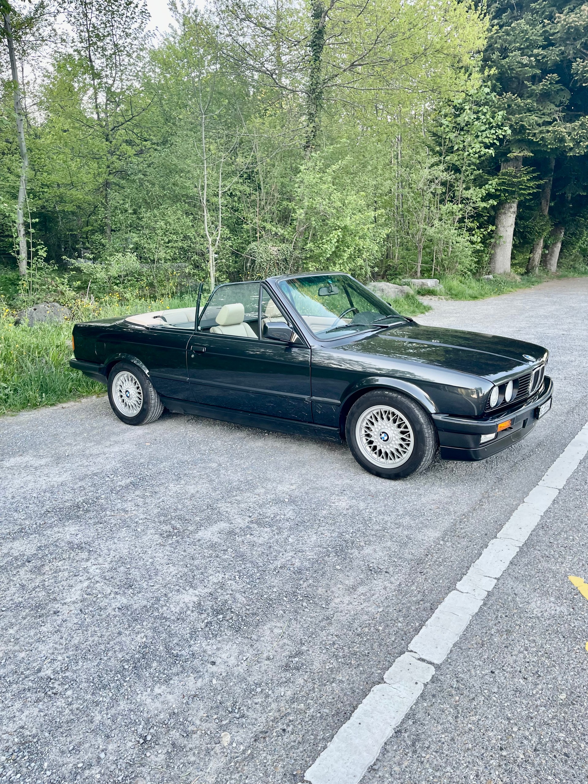 BMW 320i Cabrio-image-0