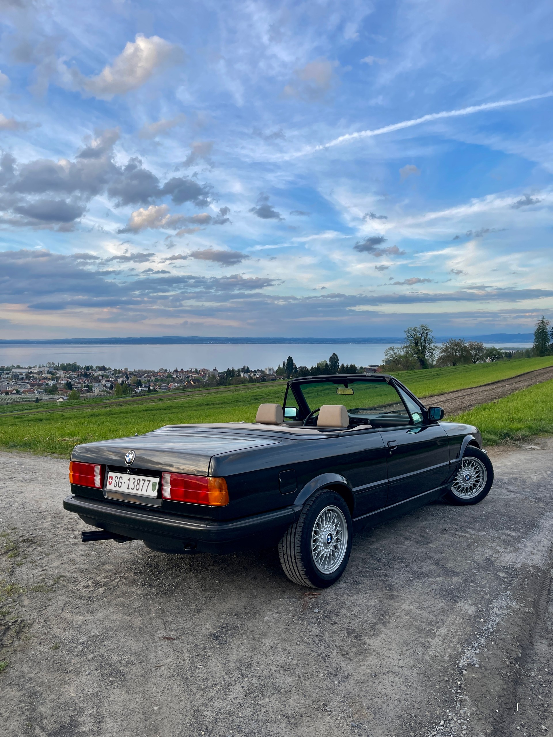 BMW 320i Cabrio-image-9