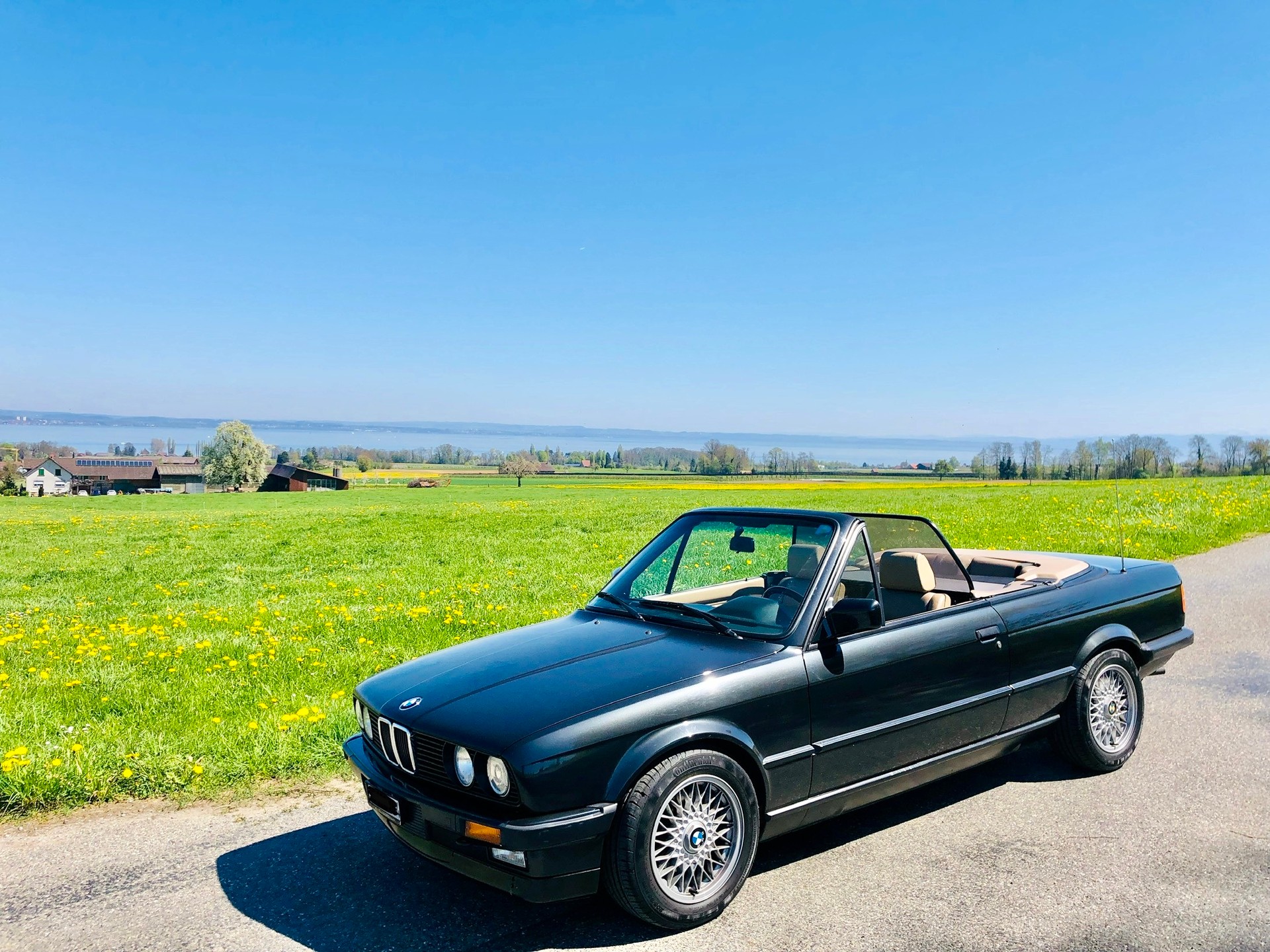 BMW 320i Cabrio-image-5