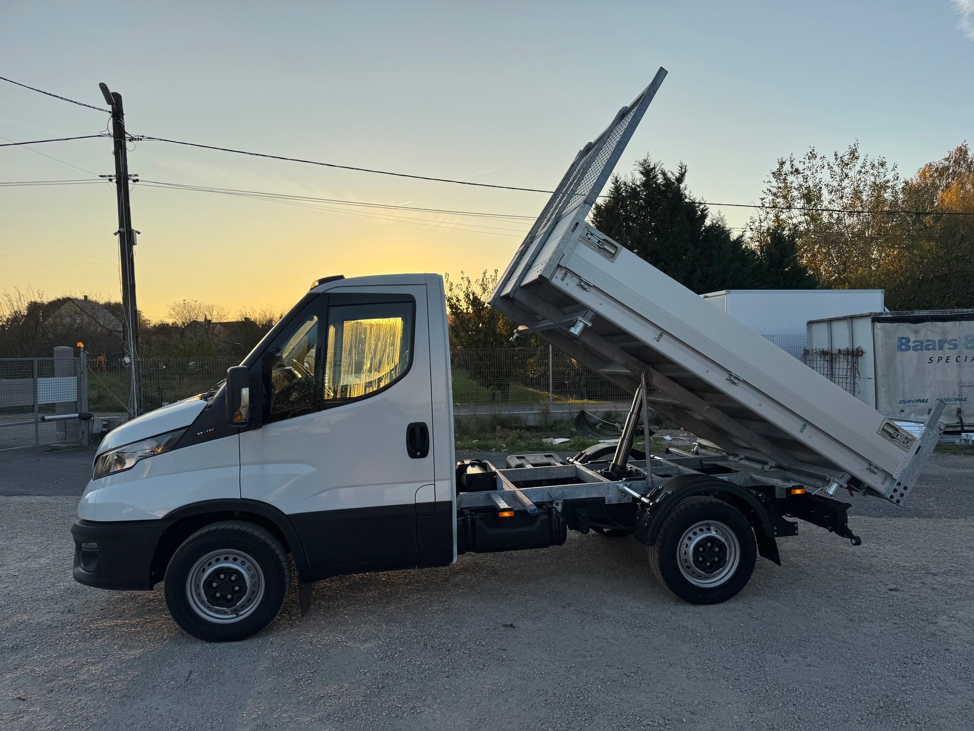 IVECO 35C18 mit Vollalu-3-Seitenkipper, 3500kg Ahk und Rückfahrkamera.-image-0