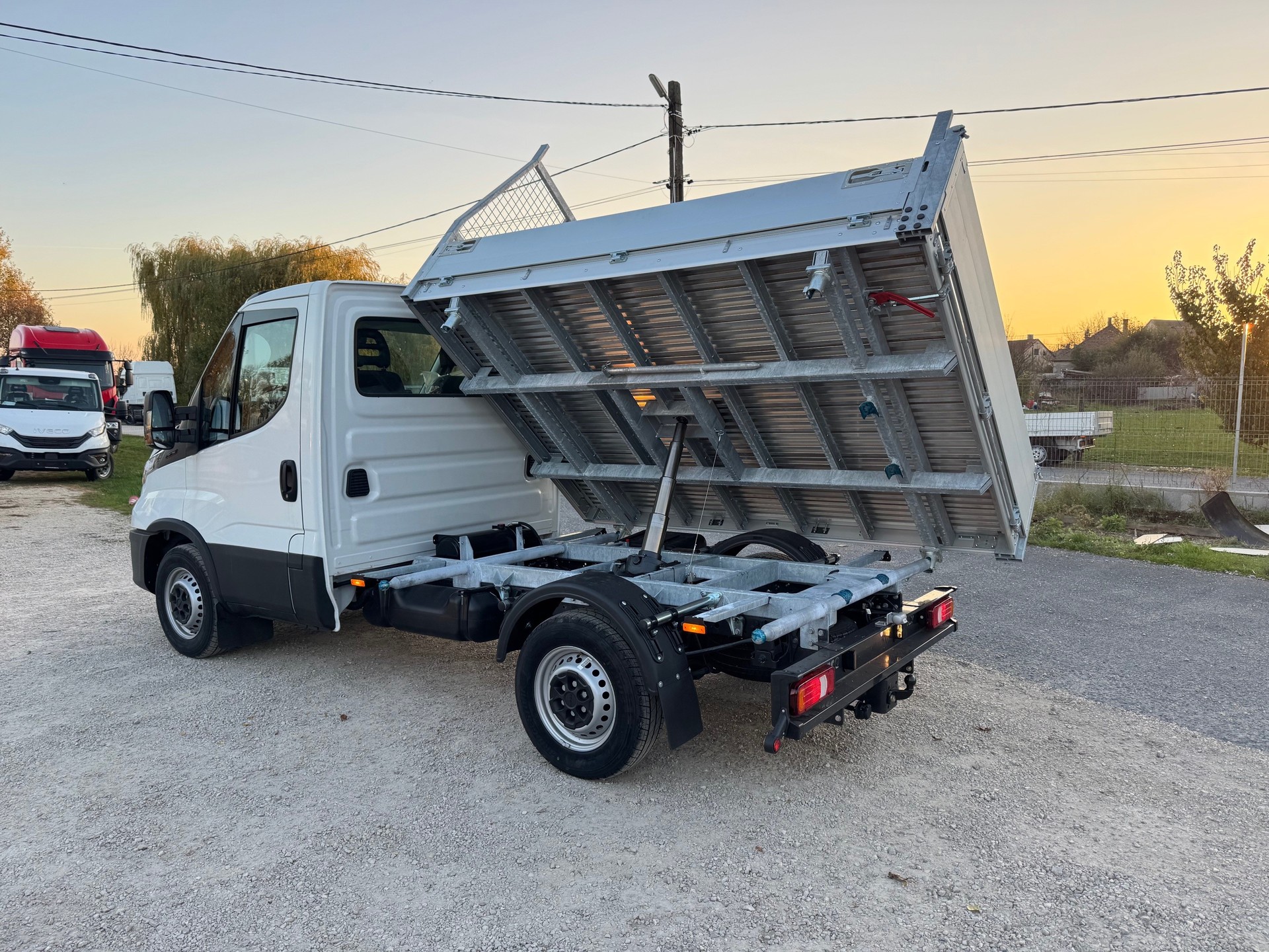 IVECO 35C18 mit Vollalu-3-Seitenkipper, 3500kg Ahk und Rückfahrkamera.-image-1