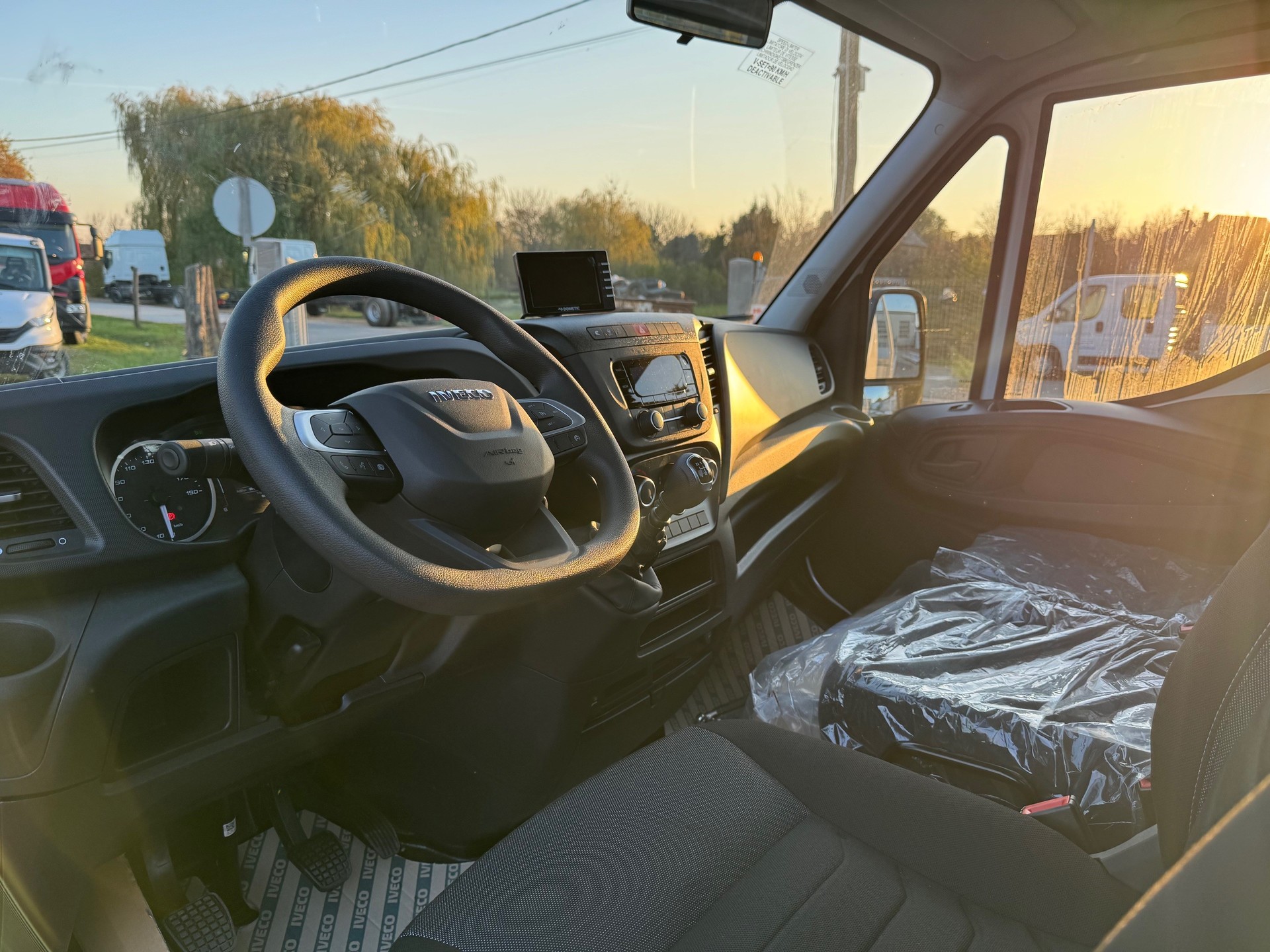 IVECO 35C18 mit Vollalu-3-Seitenkipper, 3500kg Ahk und Rückfahrkamera.-image-7
