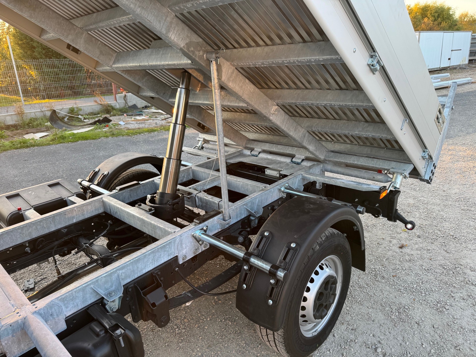 IVECO 35C18 mit Vollalu-3-Seitenkipper, 3500kg Ahk und Rückfahrkamera.-image-2