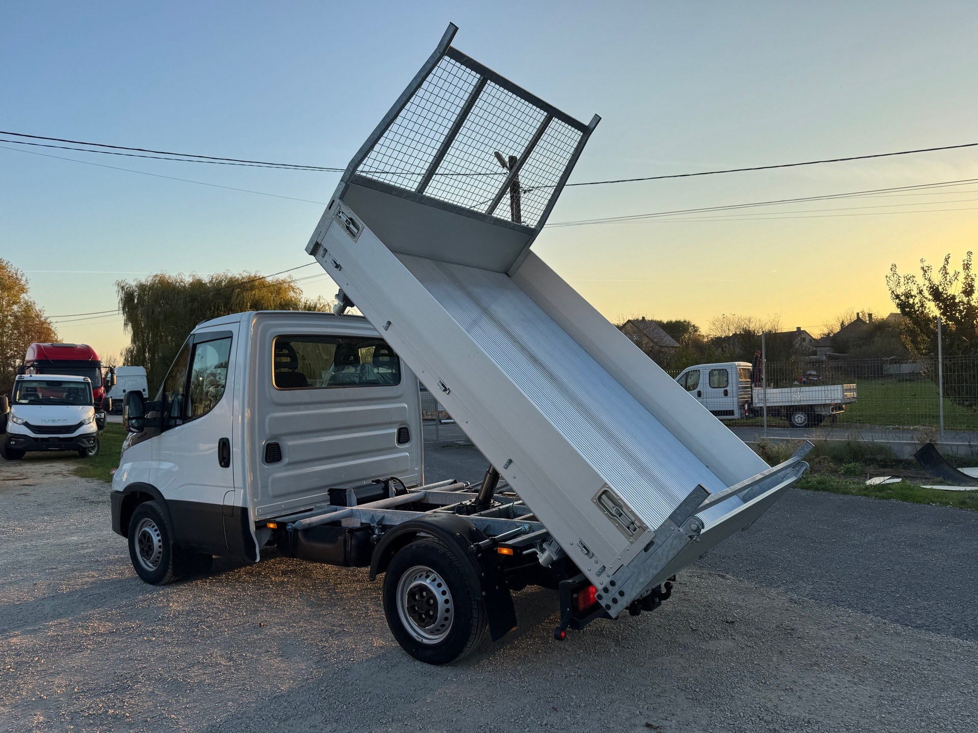 IVECO 35C18 mit Vollalu-3-Seitenkipper, 3500kg Ahk und Rückfahrkamera.-image-3