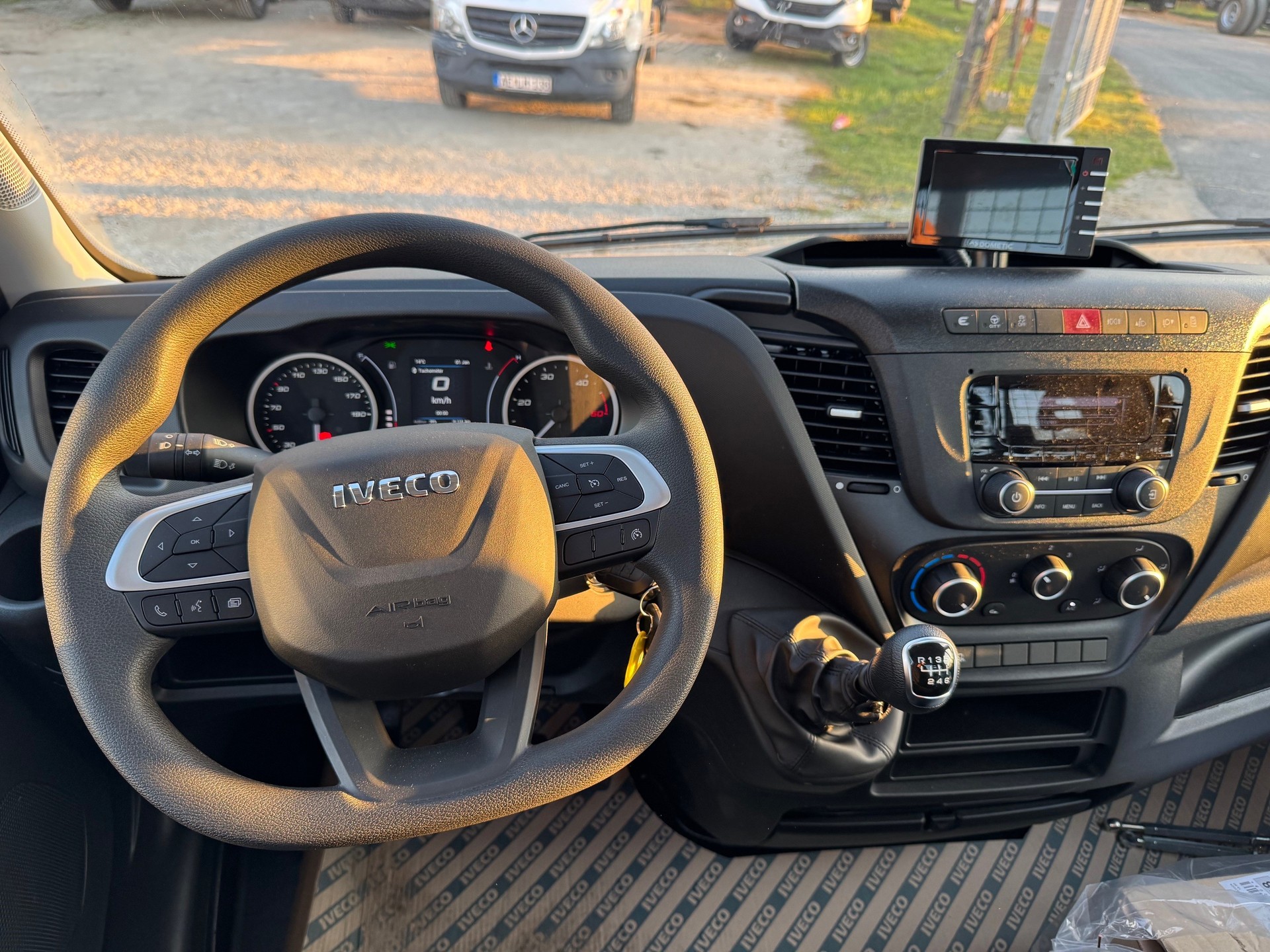 IVECO 35C18 mit Vollalu-3-Seitenkipper, 3500kg Ahk und Rückfahrkamera.-image-8
