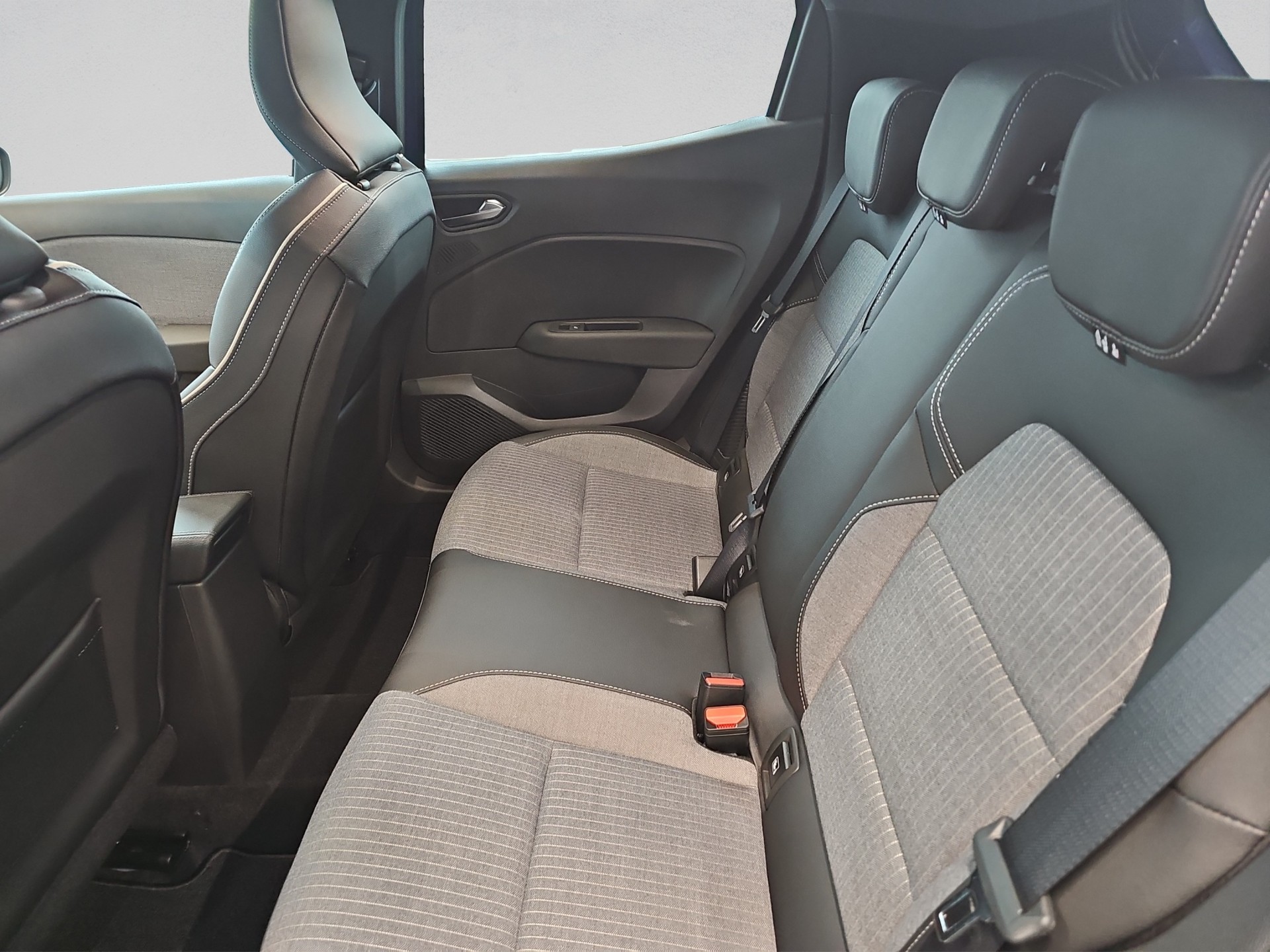 RENAULT Clio 1.6 E-Tech Techno-image-8