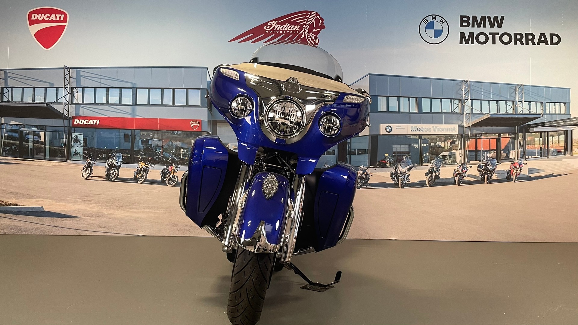 INDIAN ROADMASTER-showroom-element-1