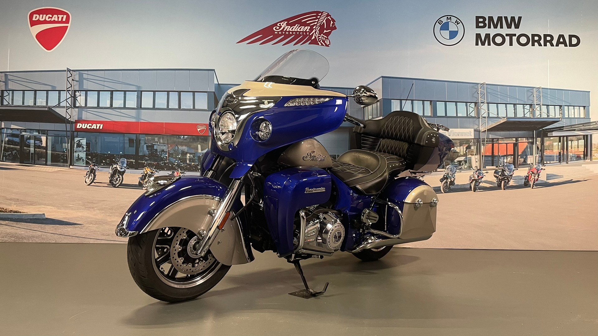 INDIAN ROADMASTER-showroom-element-2