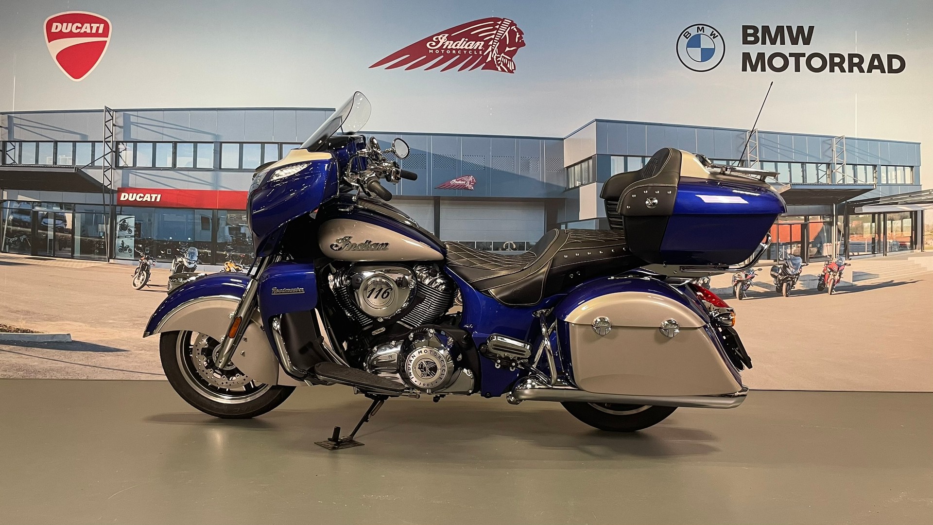 INDIAN ROADMASTER-showroom-element-3