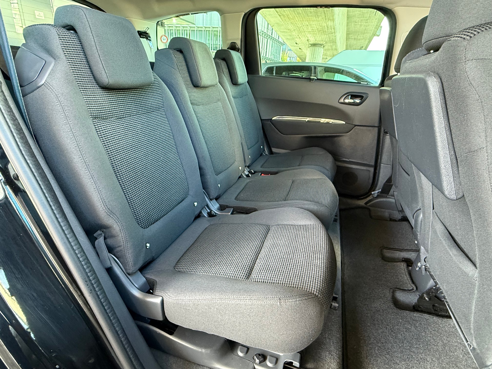 PEUGEOT 5008 2.0 BlueHDI Allure-image-15