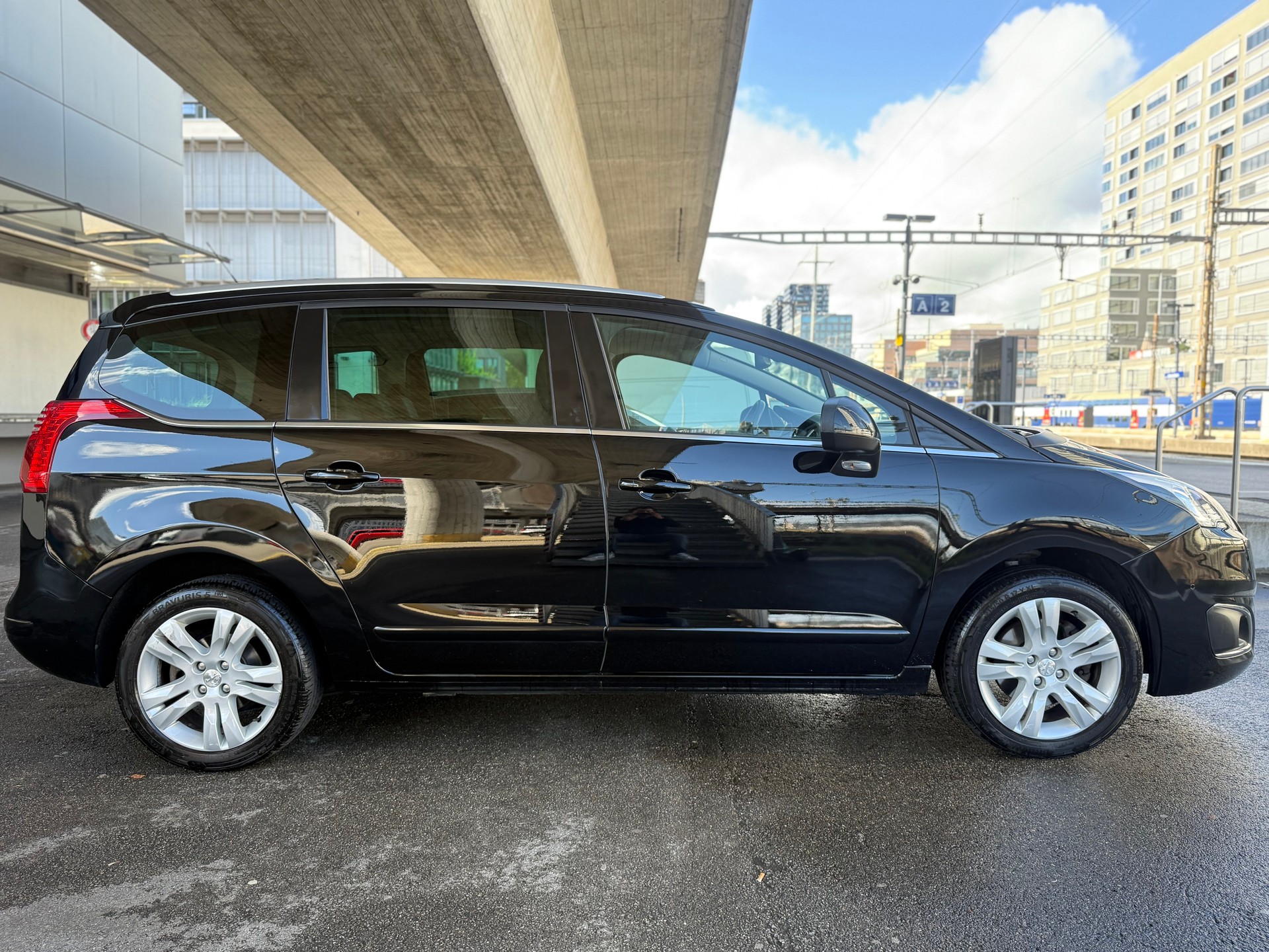 PEUGEOT 5008 2.0 BlueHDI Allure-image-3
