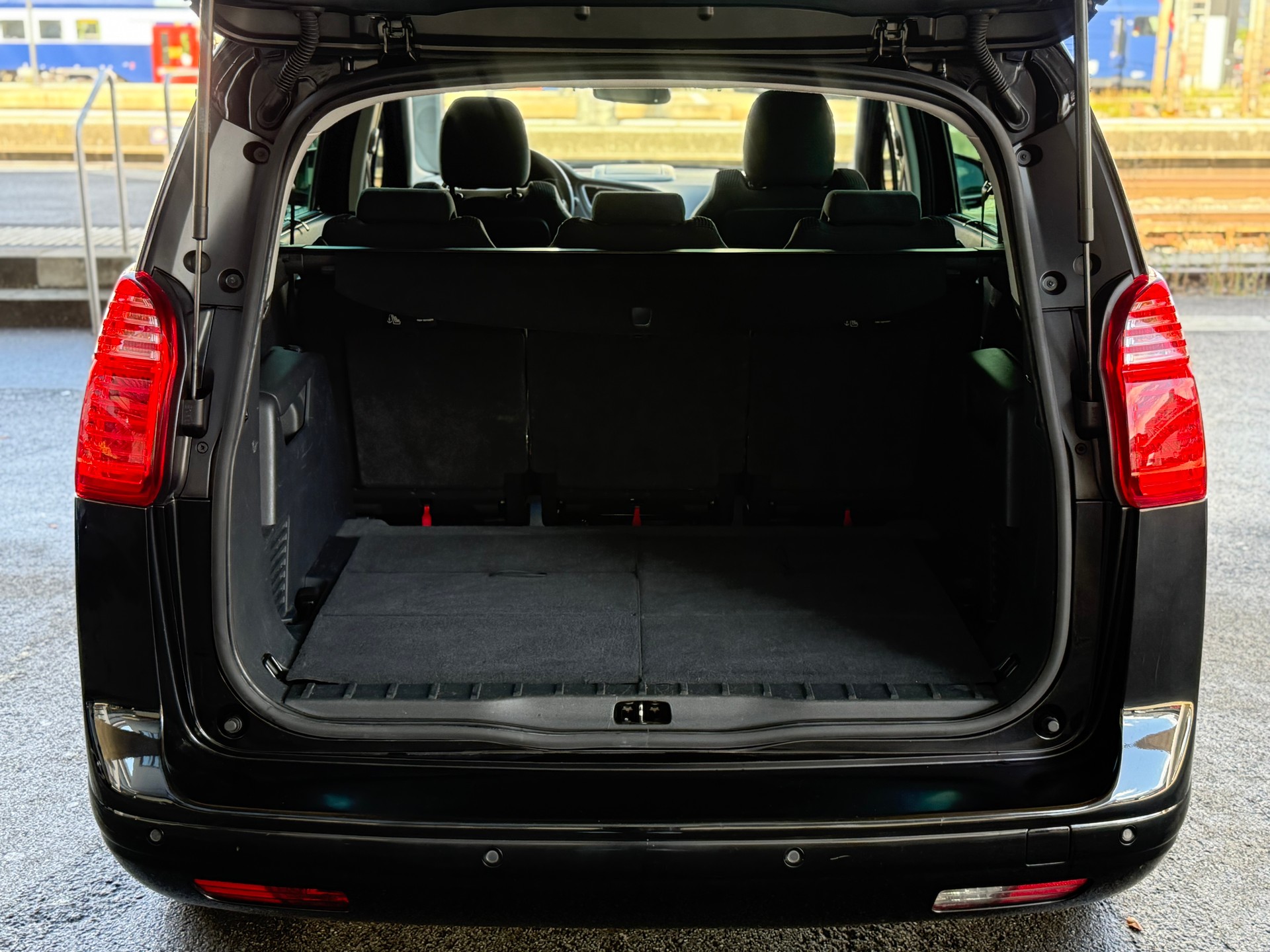 PEUGEOT 5008 2.0 BlueHDI Allure-image-9