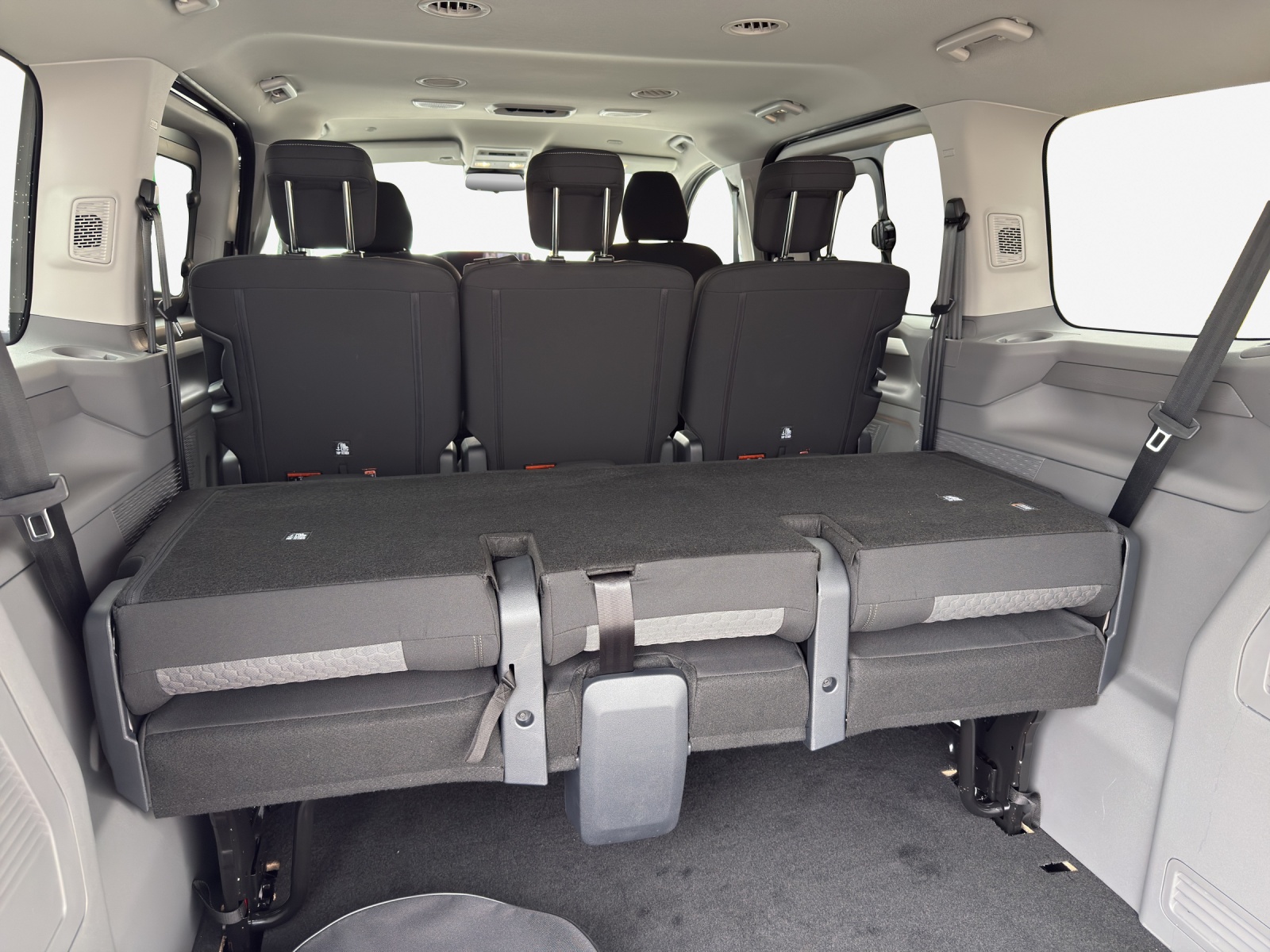 VW Caravelle BEV Life-image-13