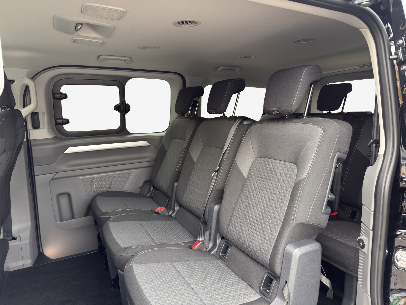 VW Caravelle BEV Life-image-11