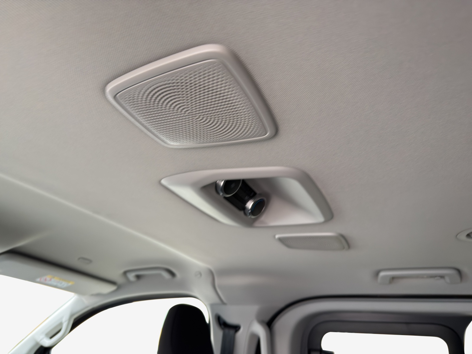 VW Caravelle BEV Life-image-15