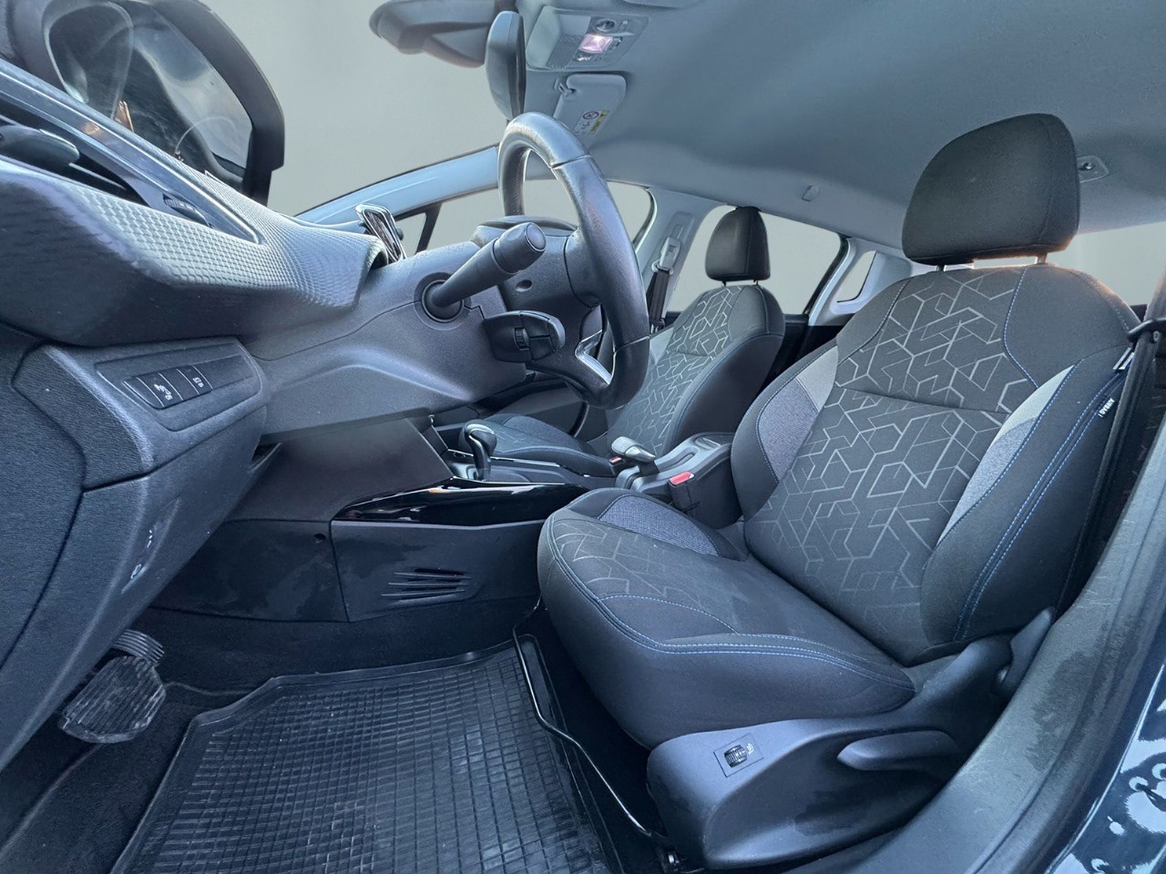 PEUGEOT 2008 1.2 PureTech Allure EAT6-image-9