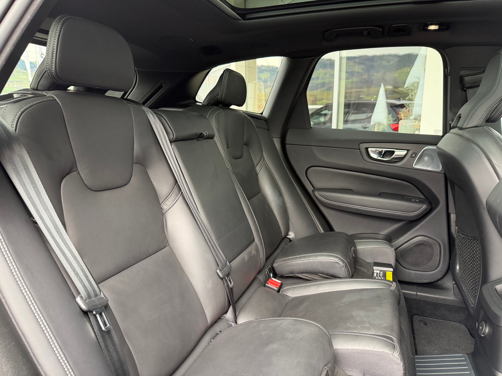 VOLVO XC60 T6 eAWD R-Design Geartronic-image-5