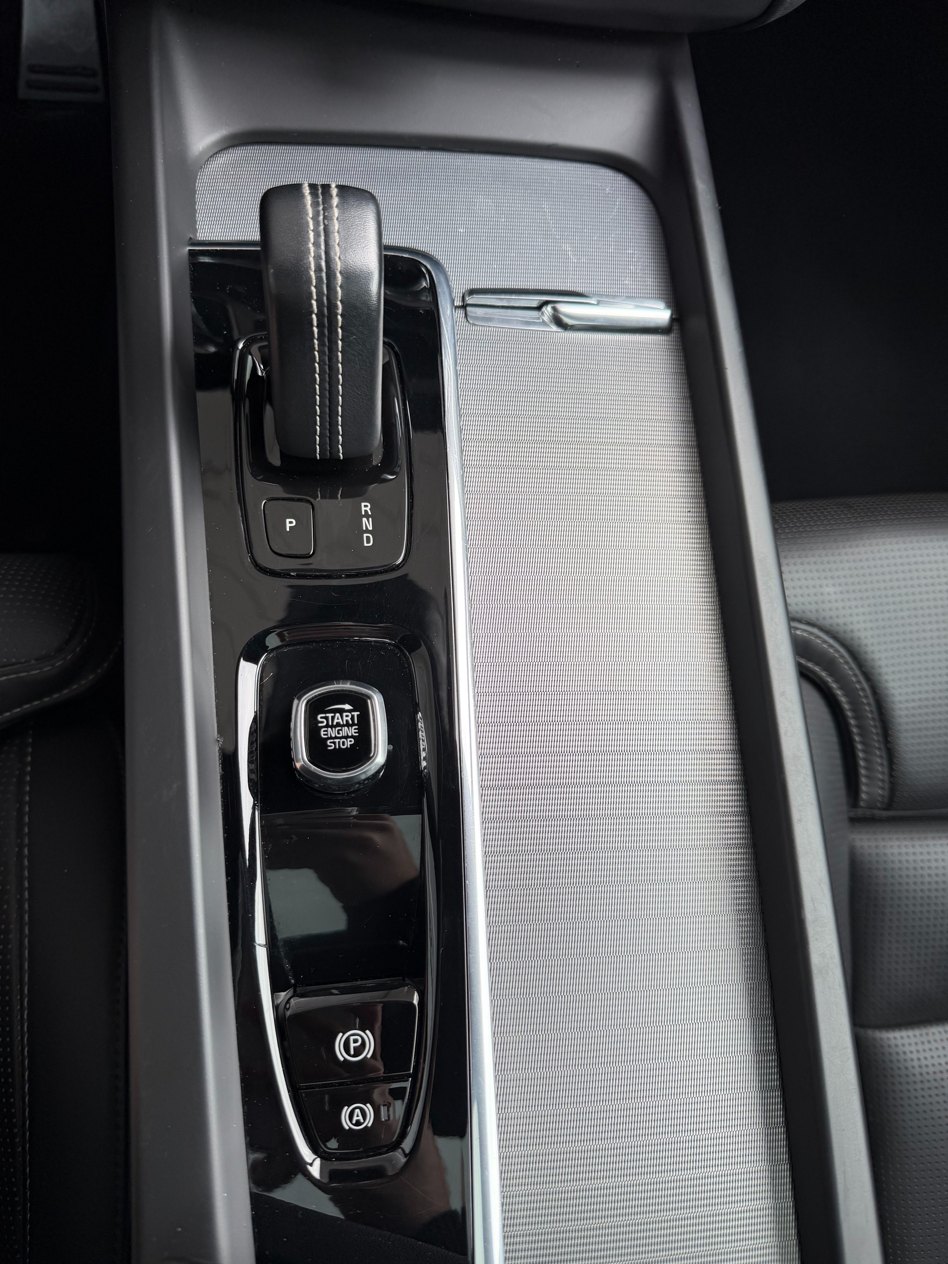 VOLVO XC60 T6 eAWD R-Design Geartronic-image-13