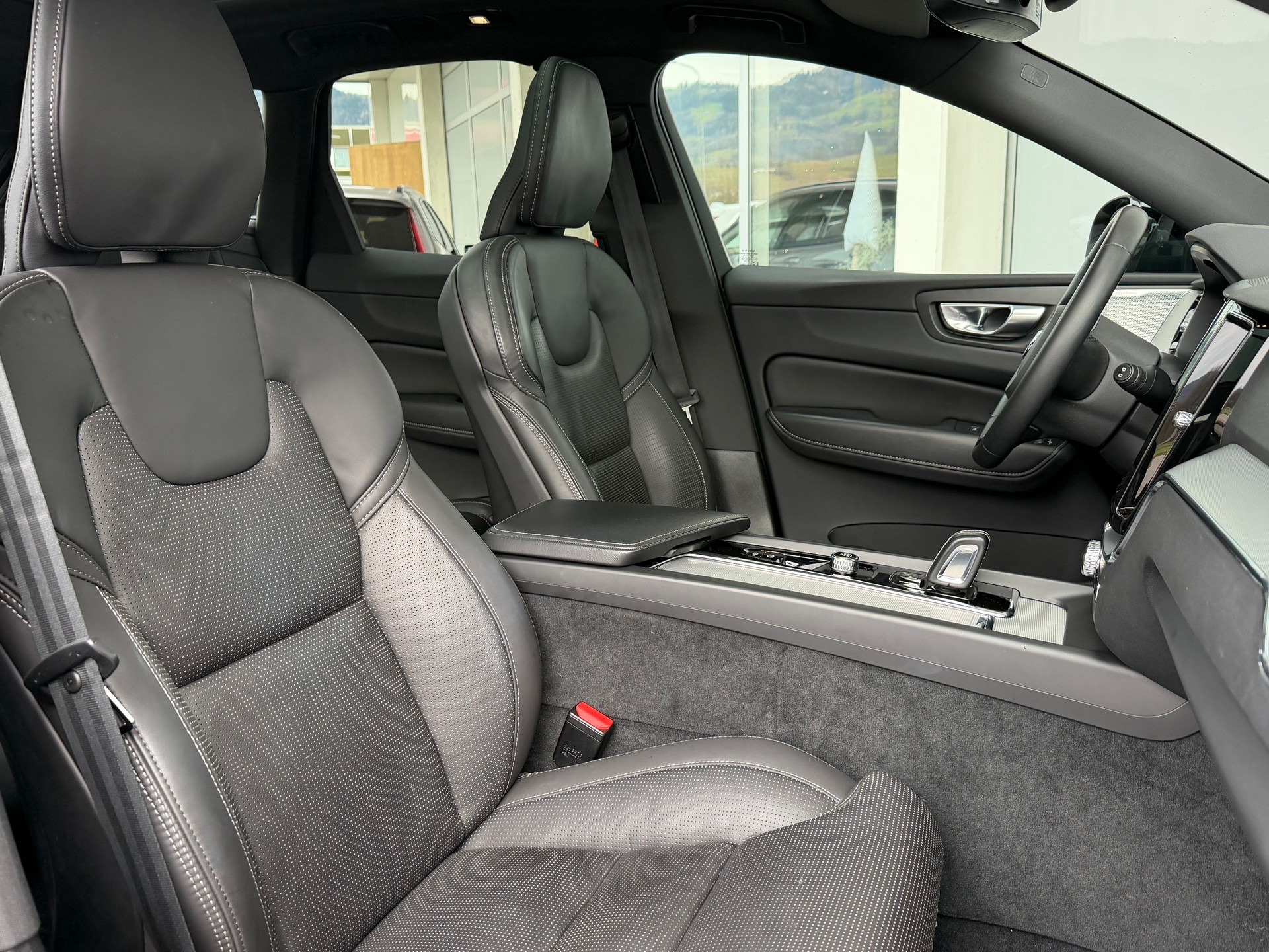 VOLVO XC60 T6 eAWD R-Design Geartronic-image-3