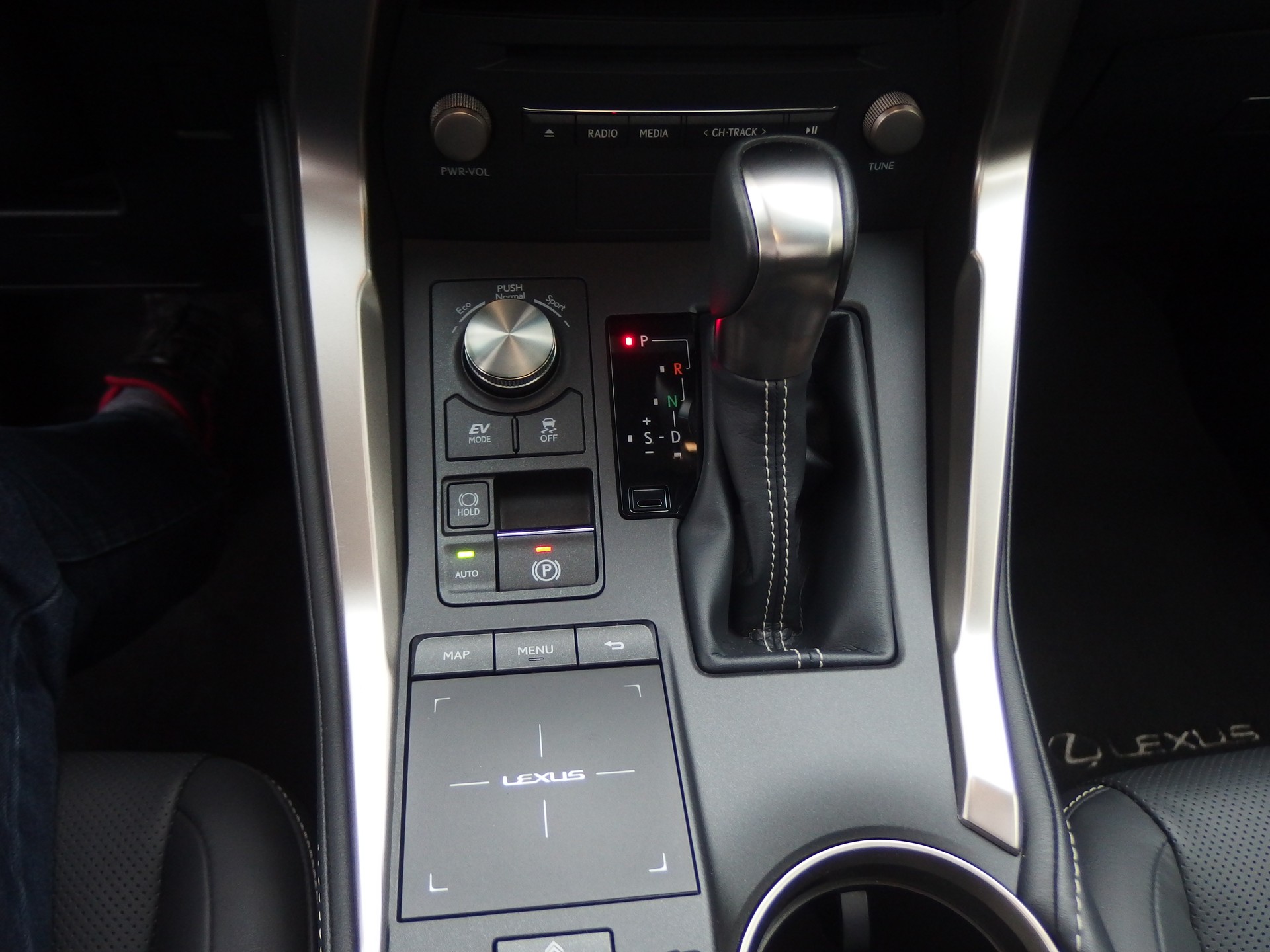 LEXUS NX 300h Diamond E-Four Automatic-image-9