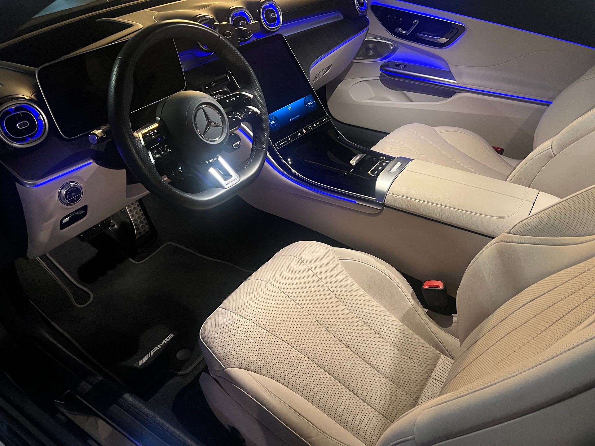 MERCEDES-BENZ CLE AMG 53 Cabrio 4Matic+ 9G-Tronic-image-12