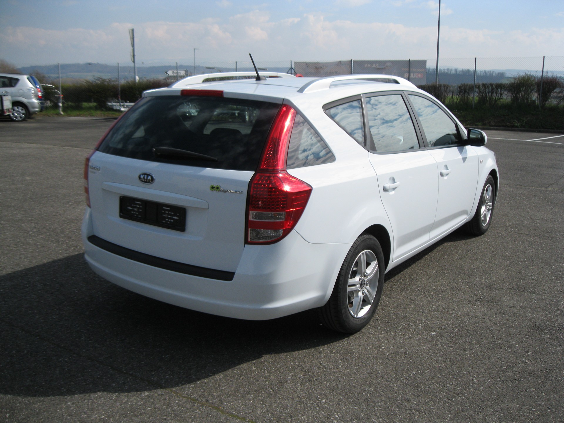 KIA Cee'd Sporty Wagon 1.4 16V Basic-image-1