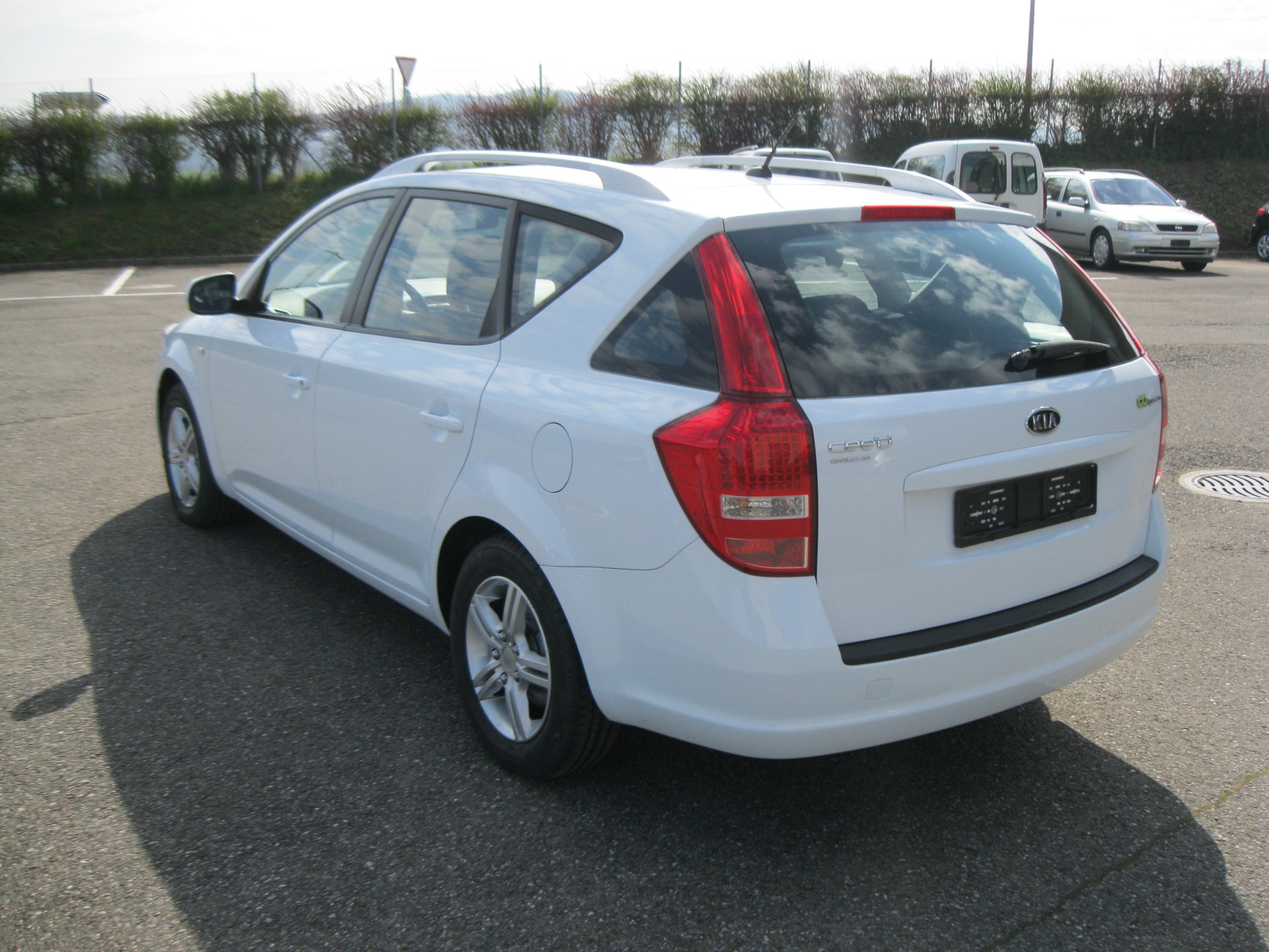 KIA Cee'd Sporty Wagon 1.4 16V Basic-image-4